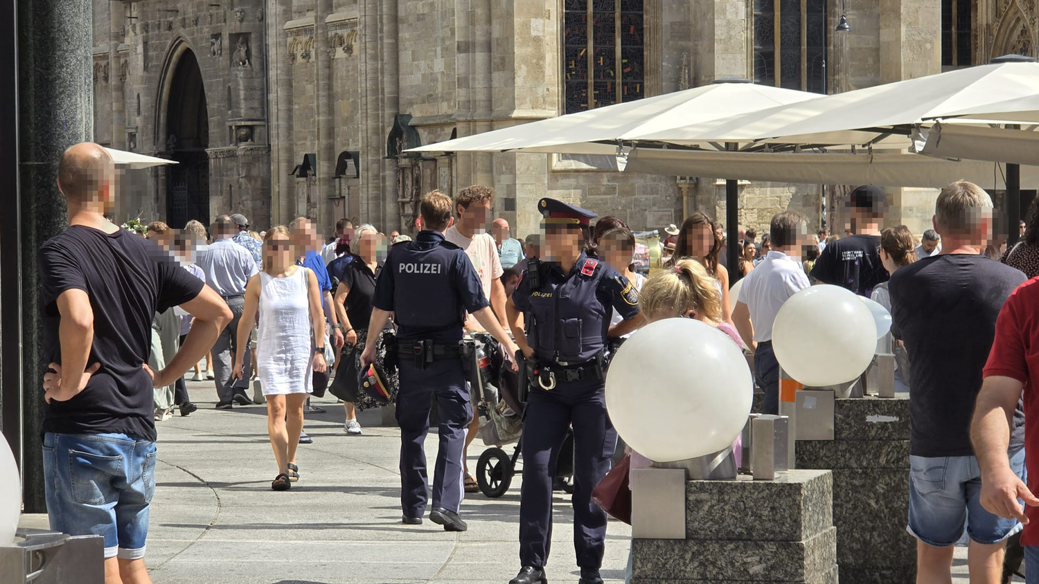 Polizei und Feuerwehr sind am Montagmittag am Stephansplatz versammelt.