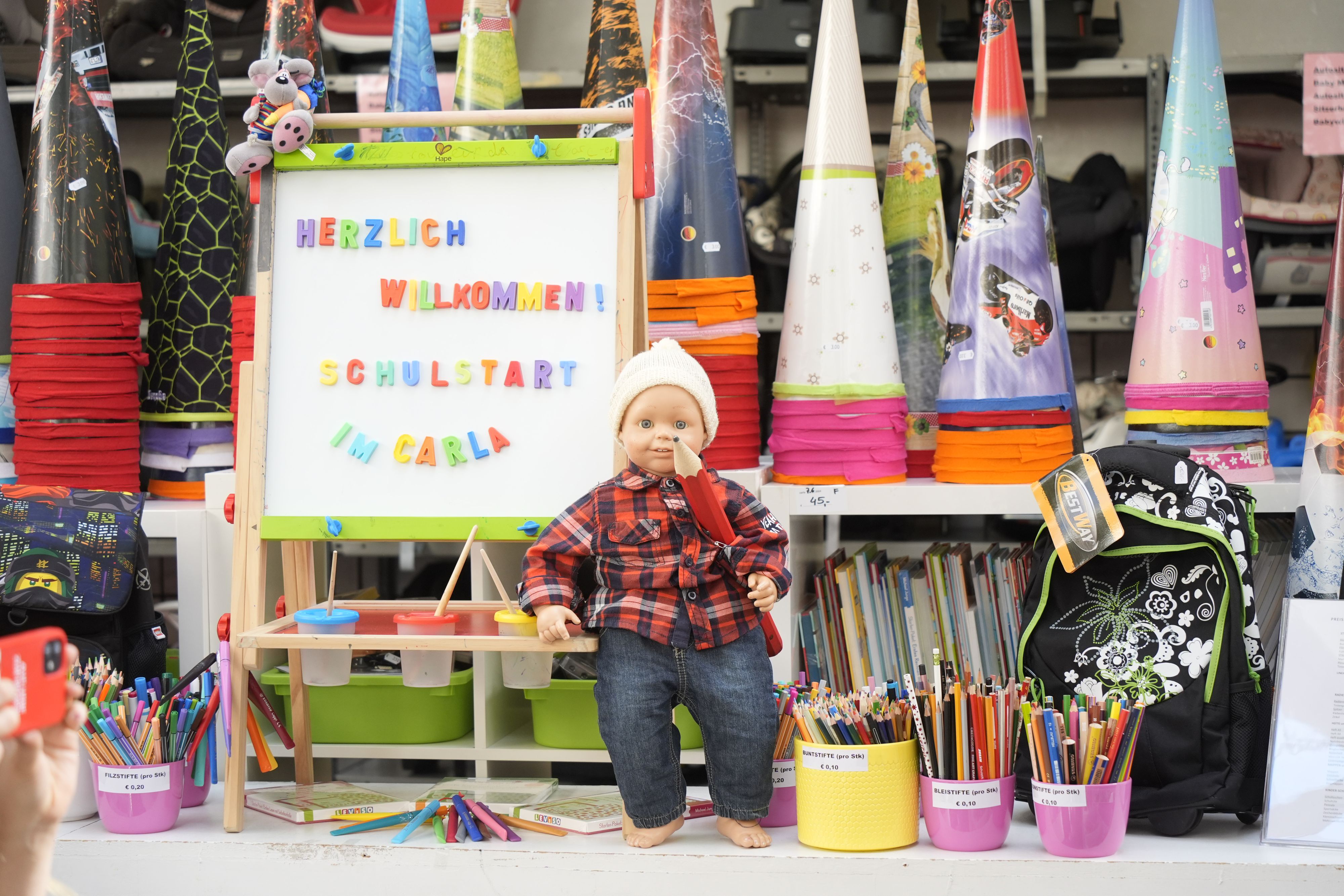 Bei der Carla am Mittersteig werden zu Schulstart leistbare und neuwertige Schulsachen verkauft.