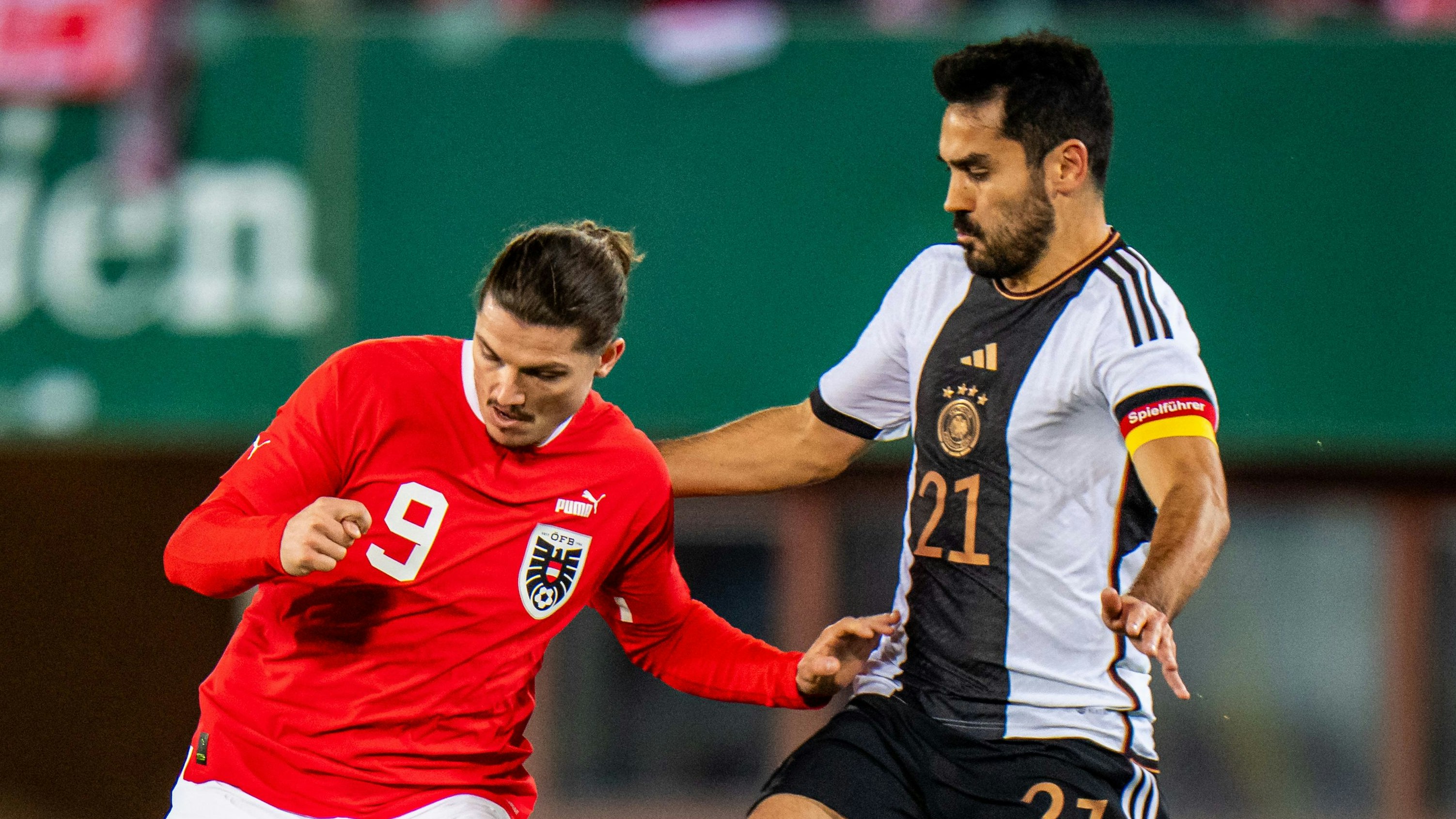 Gündogan (r) im Duell mit Sabitzer