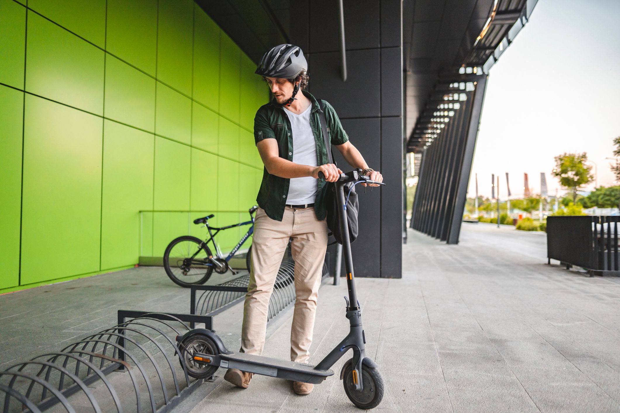 Der Mann durchtrennte mit einem Winkelschleifer das Schloss eines E-Scooters. (Symbolfoto)