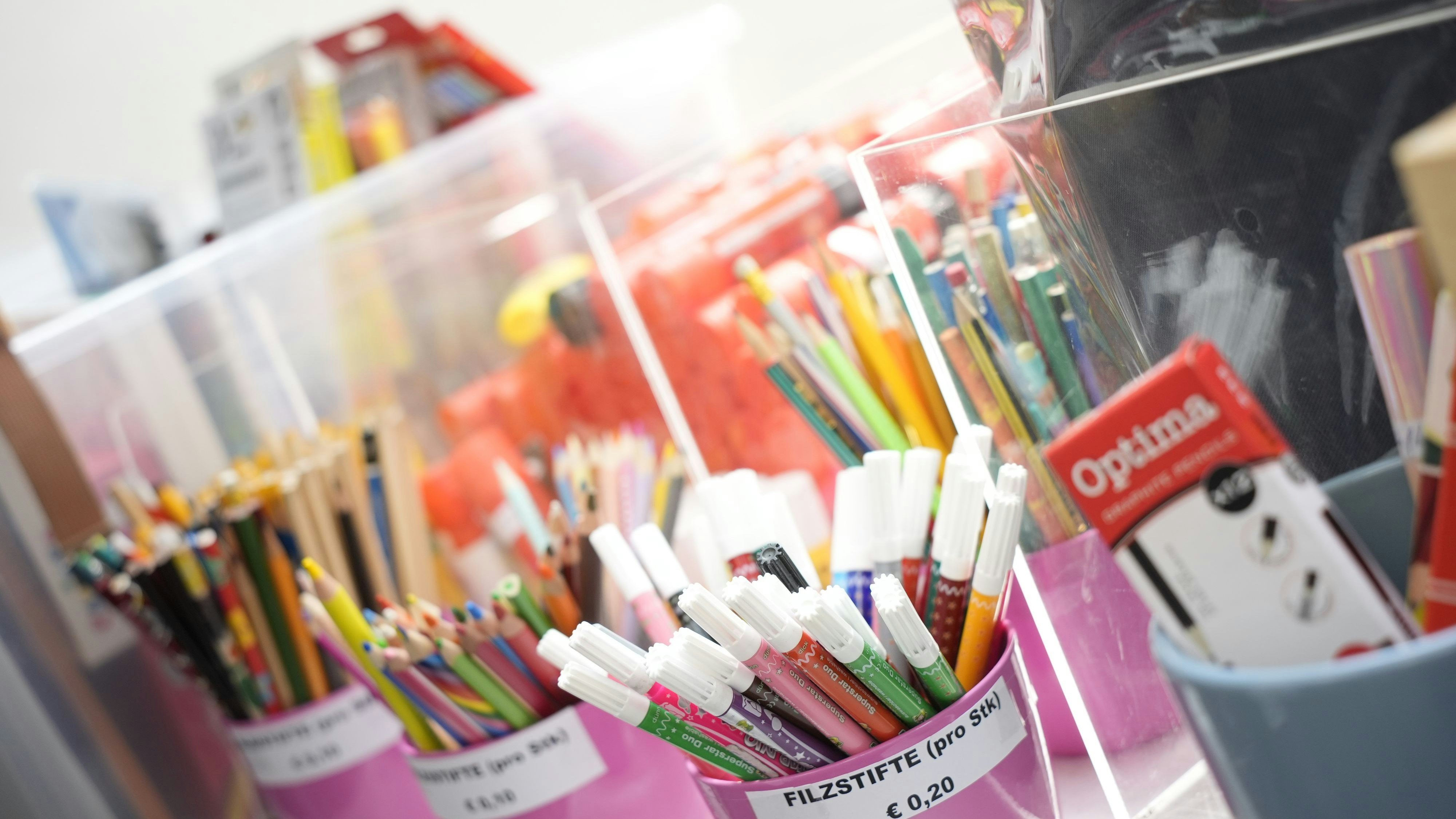 Heute.at - Schulstart ist teuer – Familie spart Hunderte Euro