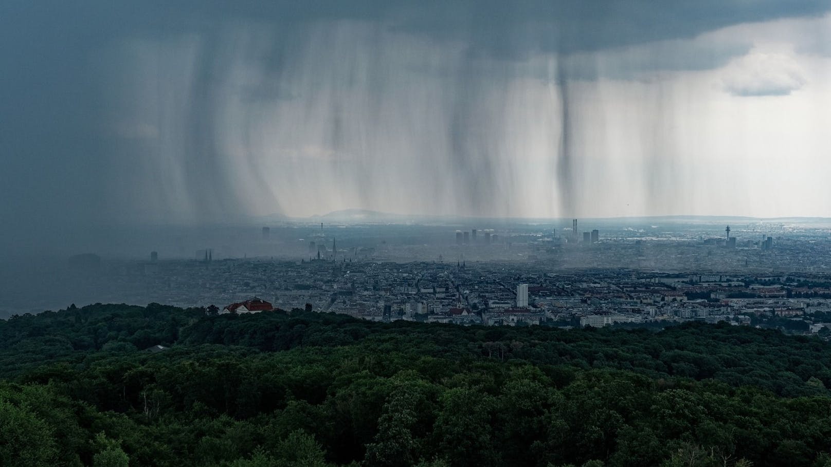 Fotos zeigen den Wolkenbruch über Wien.