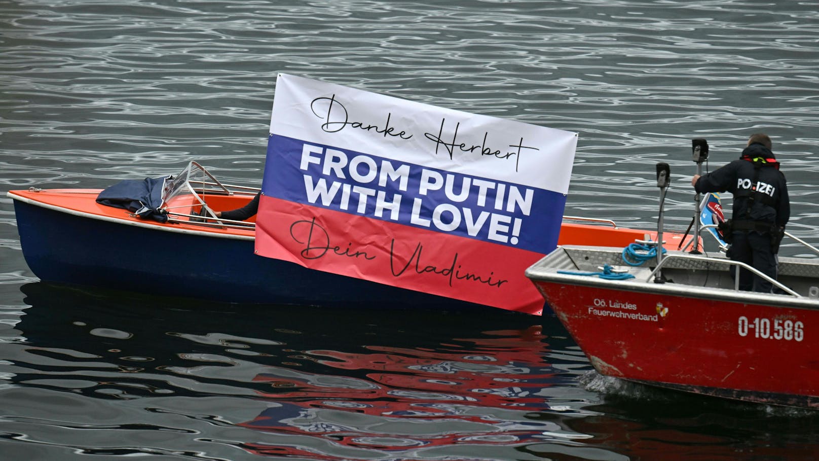 Ein Boot mit der Aufschrift "From Putin with Love!" aufgenommen im Rahmen der Aufzeichnung der Sendung ORF-"Sommergespräche" am Montag, 19. August 2024, in Traunkirchen am Traunsee.