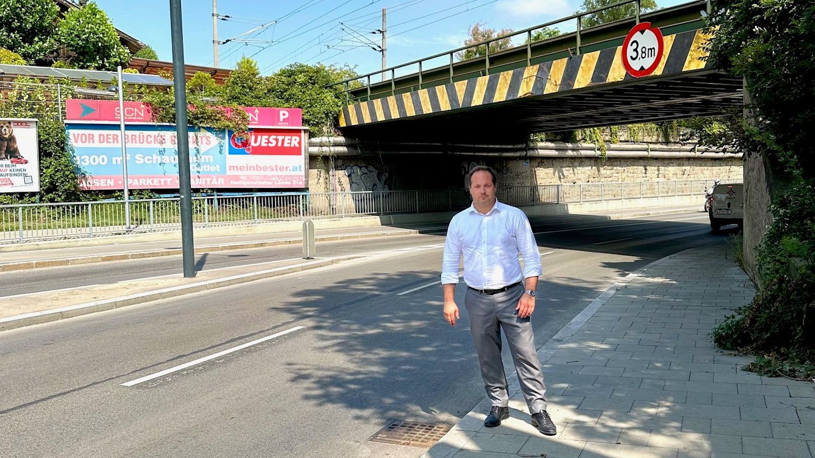 Döblings Bezirksvorsteher Daniel Resch (ÖVP) bei der Problem-Unterführung in der Gunoldstraße.