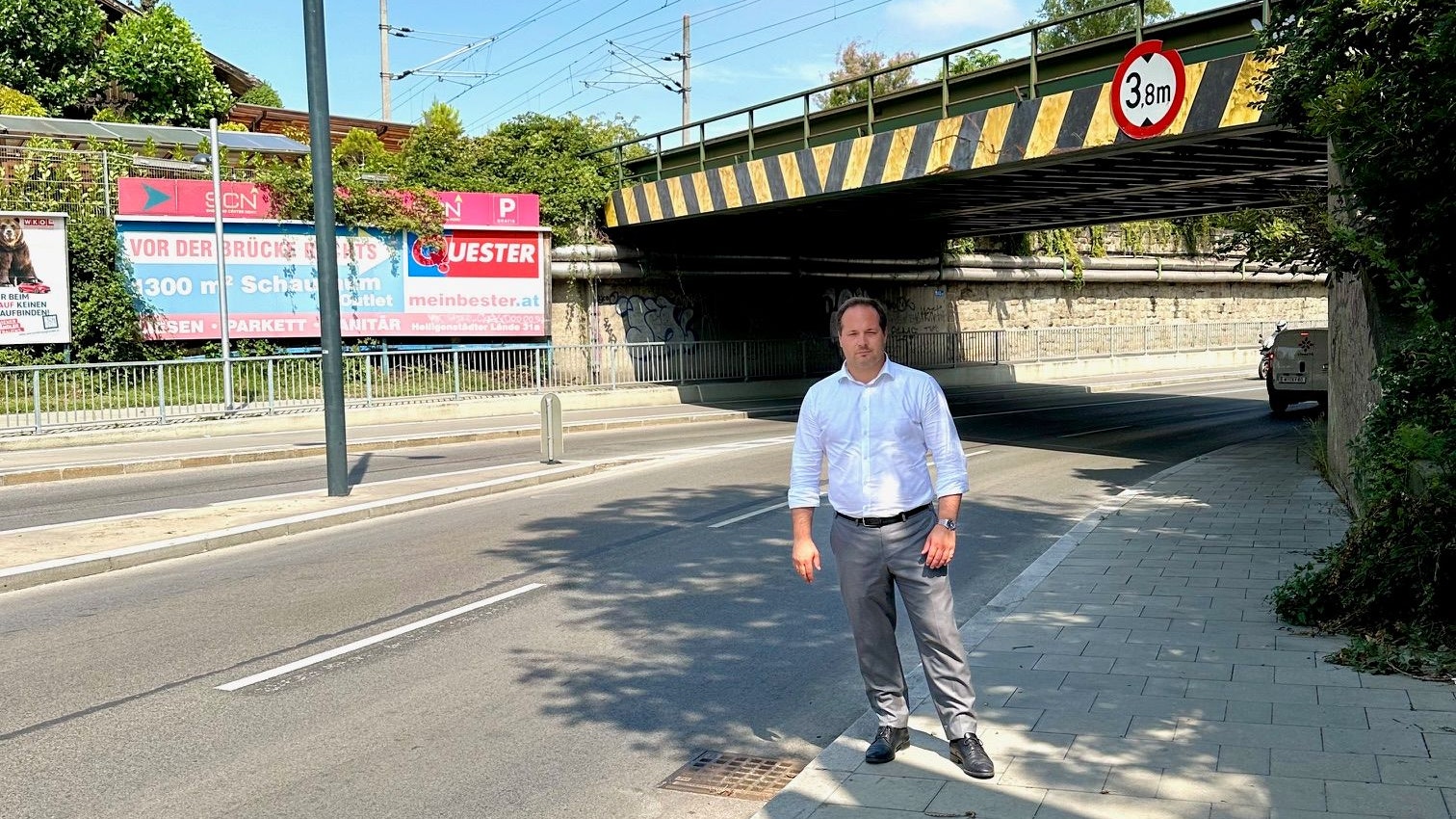 Döblings Bezirksvorsteher Daniel Resch (ÖVP) bei der Problem-Unterführung in der Gunoldstraße.