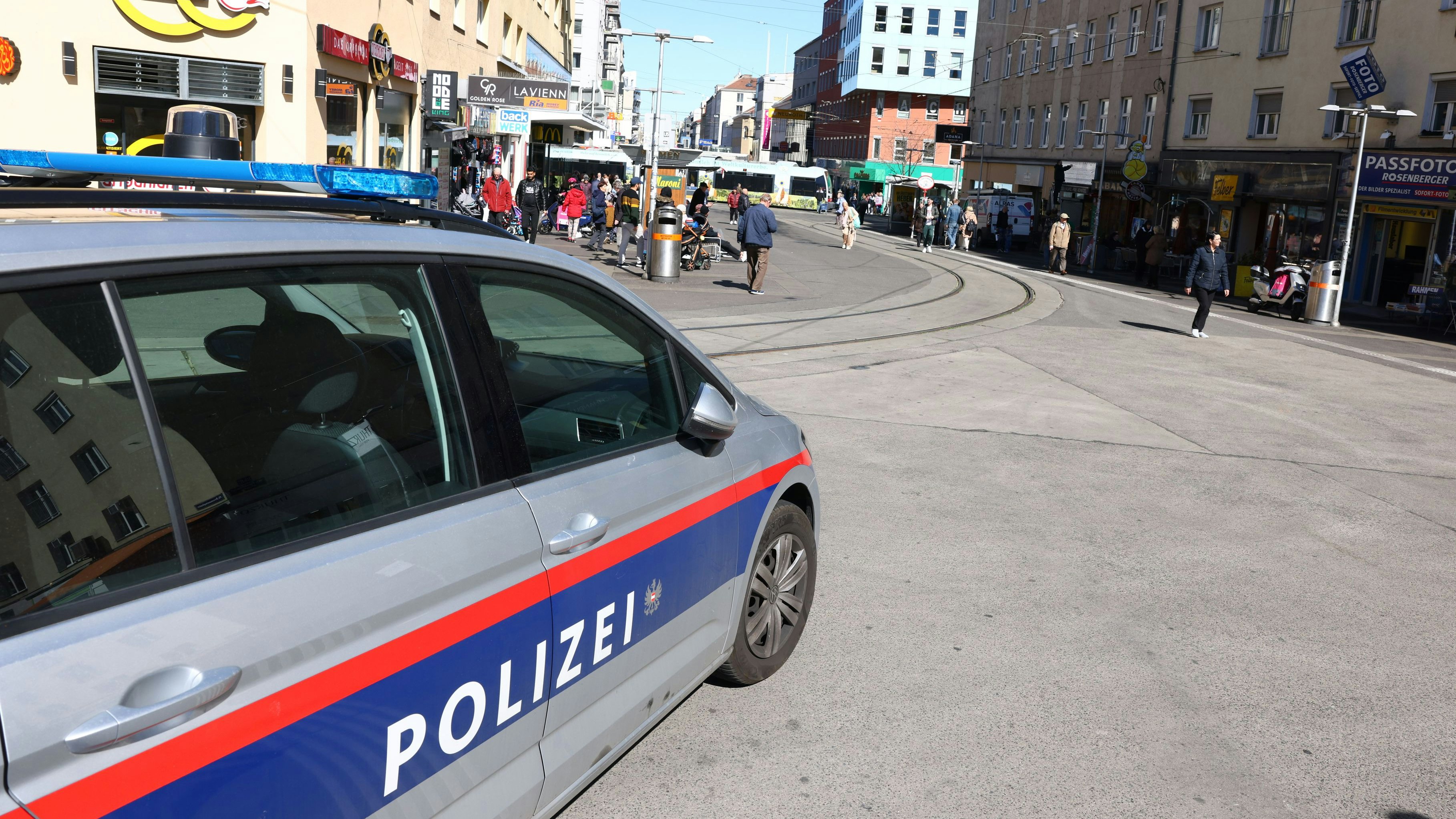 Heute.at - Frau geht mit Messer auf Mann los – der schlägt zu