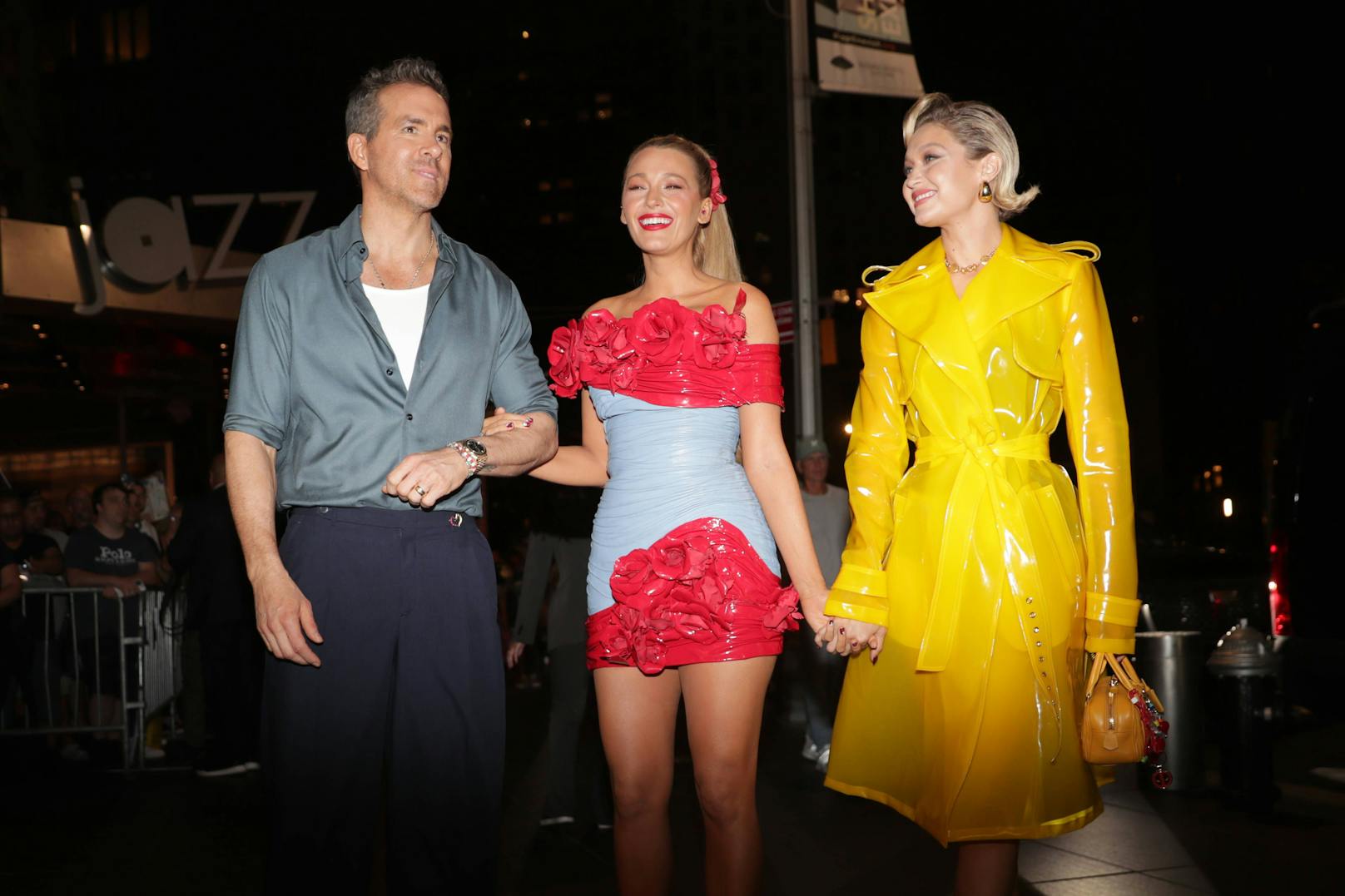 Bereits im Juli erregte sie bei der Premiere von "Deadpool &amp; Wolverine" Aufmerksamkeit, als sie mit ihrer Freundin Gigi Hadid und Ehemann Ryan Reynolds auf dem Red Carpet seines Films erschien. Dazu trug sie ein Latex-Kleid von Balmain. Gigi Hadid trug einen Trenchcoat von MiuMiu.