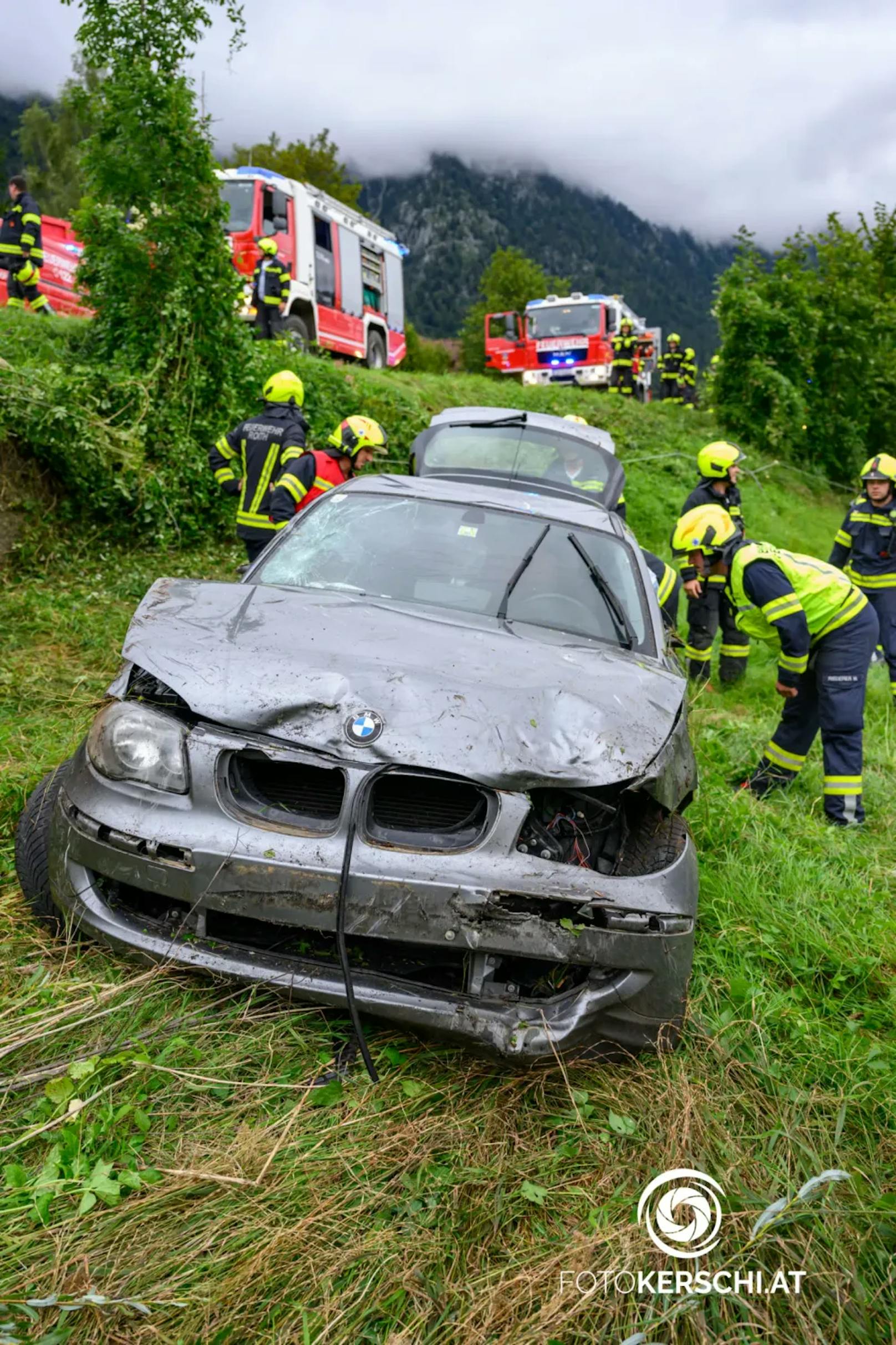 Eine 68-jährige Autofahrerin ist am Montag auf der B145 kurz eingenickt und von der Straße abgekommen. Die Tirolerin überschlug sich und wurde verletzt in ein Spital gebracht.