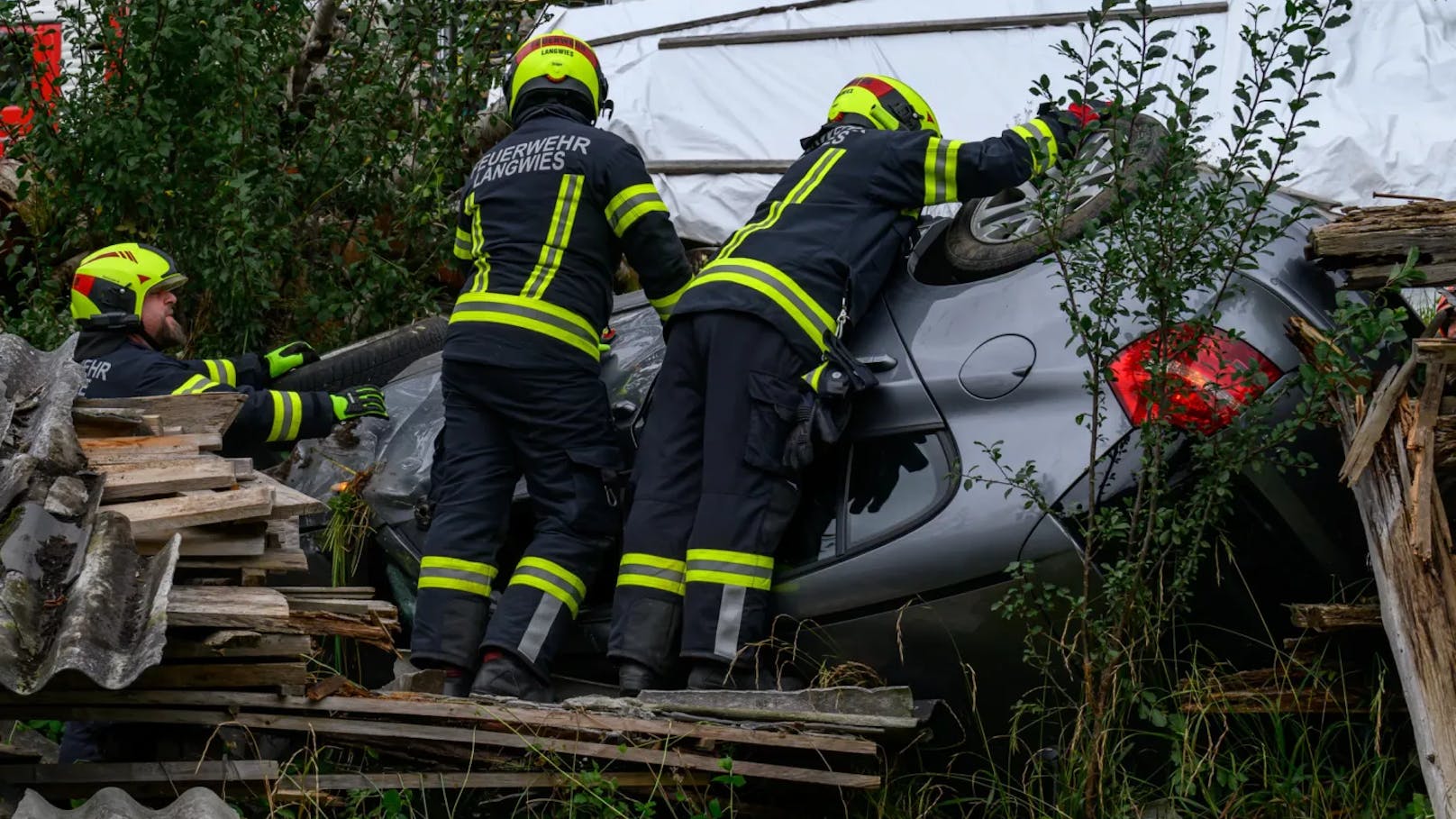 Eine 68-jährige Autofahrerin ist am Montag auf der B145 kurz eingenickt und von der Straße abgekommen. Die Tirolerin überschlug sich und wurde verletzt in ein Spital gebracht.