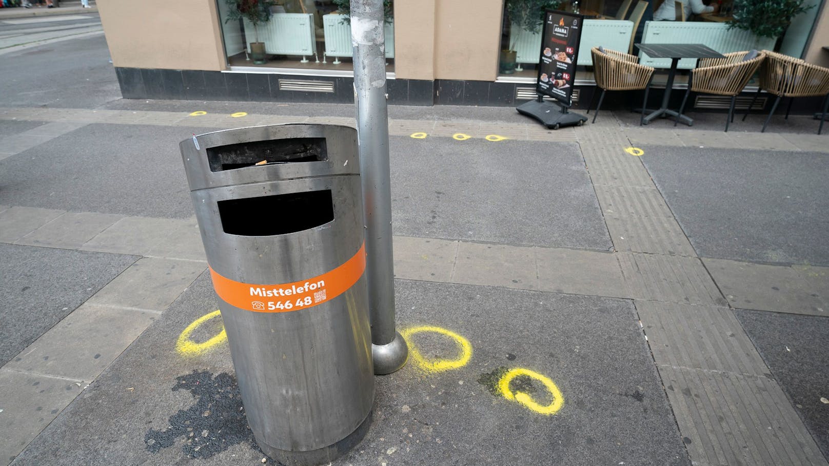 Achtlos weggeworfene Zigaretten wurden "tatortmäßig" mit Kreidespray markiert.