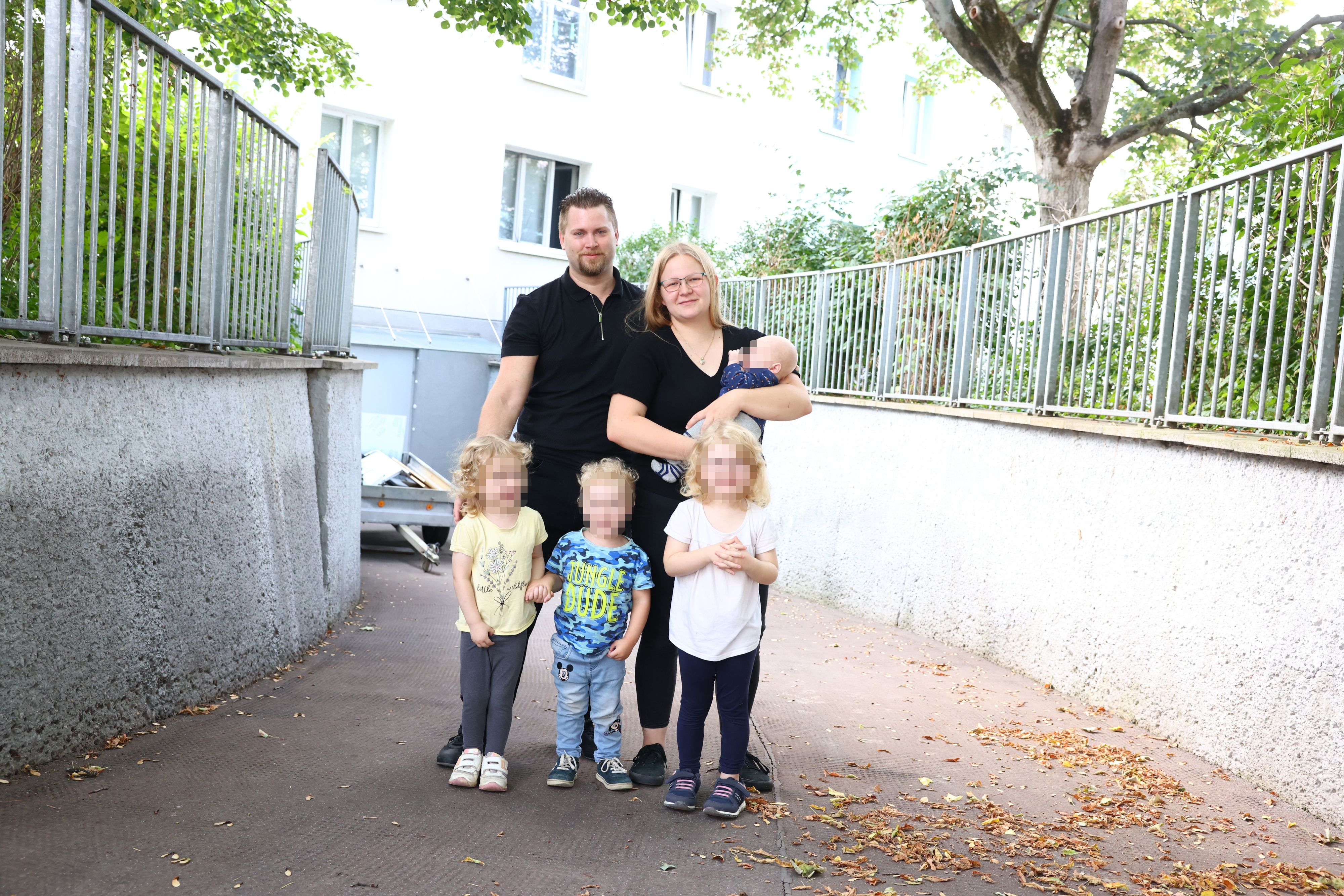 Angelika H. (30) mit Ehemann David (36) mit ihren Kindern (4, 3 und 2 Monate)