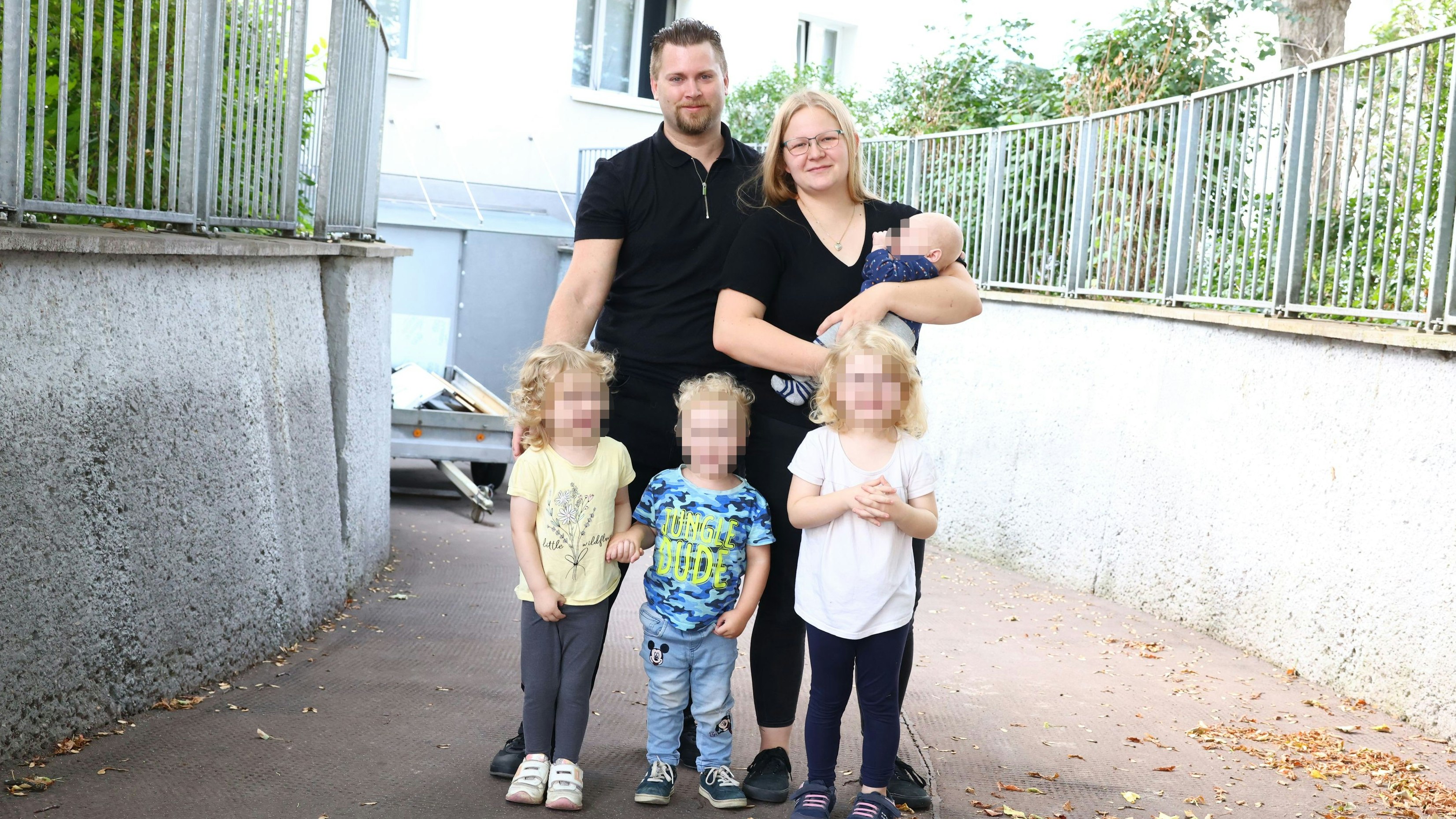 Angelika (30) mit Ehemann David (36) mit ihren Kindern (4, 3 und 2 Monate)