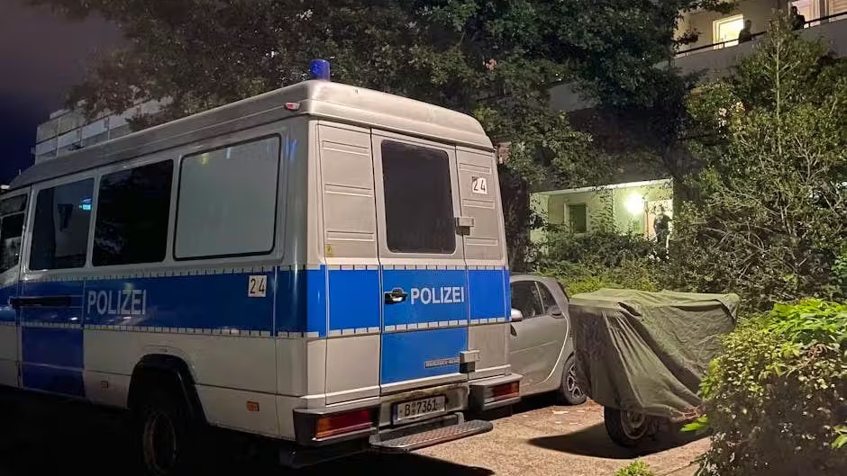 In Berlin ist am Sonntagabend eine Leiche gefunden worden.