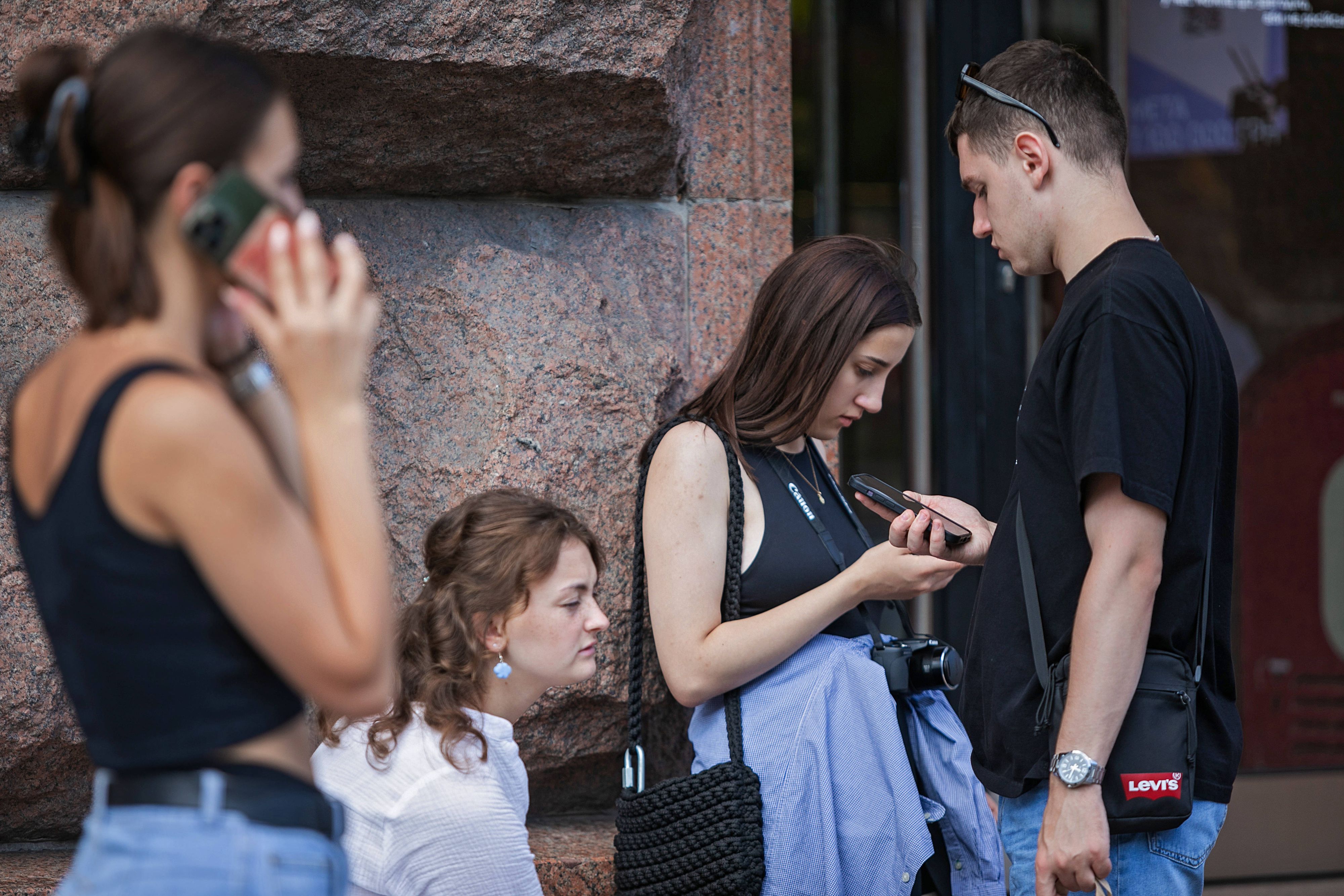 Russinnen und Russen in der Region Kursk wird geraten, Dating-Apps zu deaktivieren. (Symbolbild)