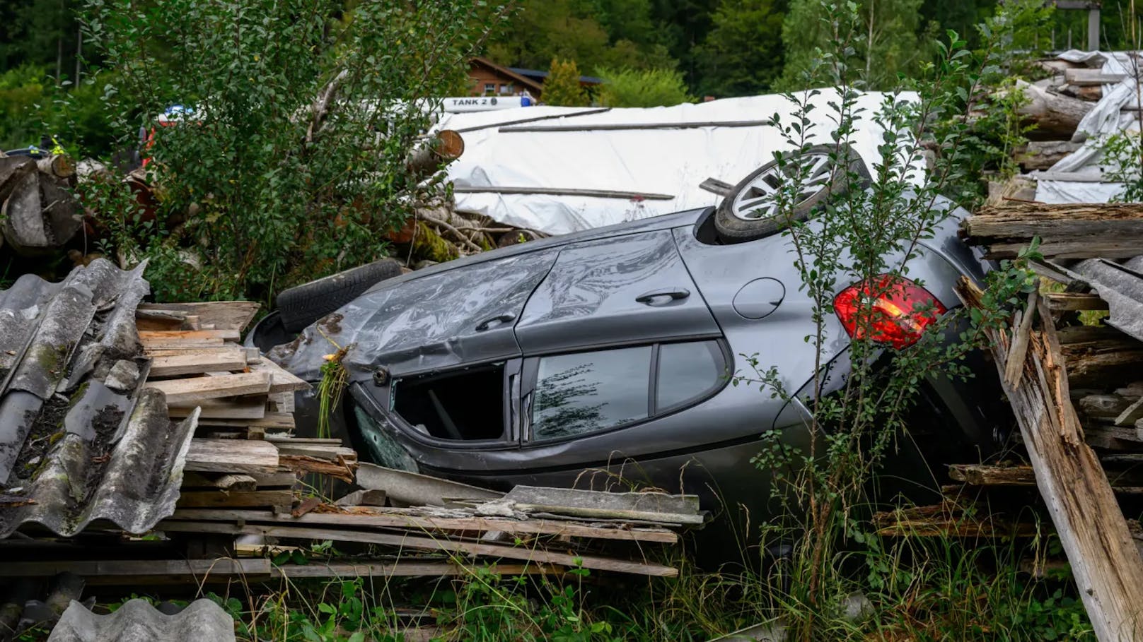 Eine 68-jährige Autofahrerin ist am Montag auf der B145 kurz eingenickt und von der Straße abgekommen. Die Tirolerin überschlug sich und wurde verletzt in ein Spital gebracht.