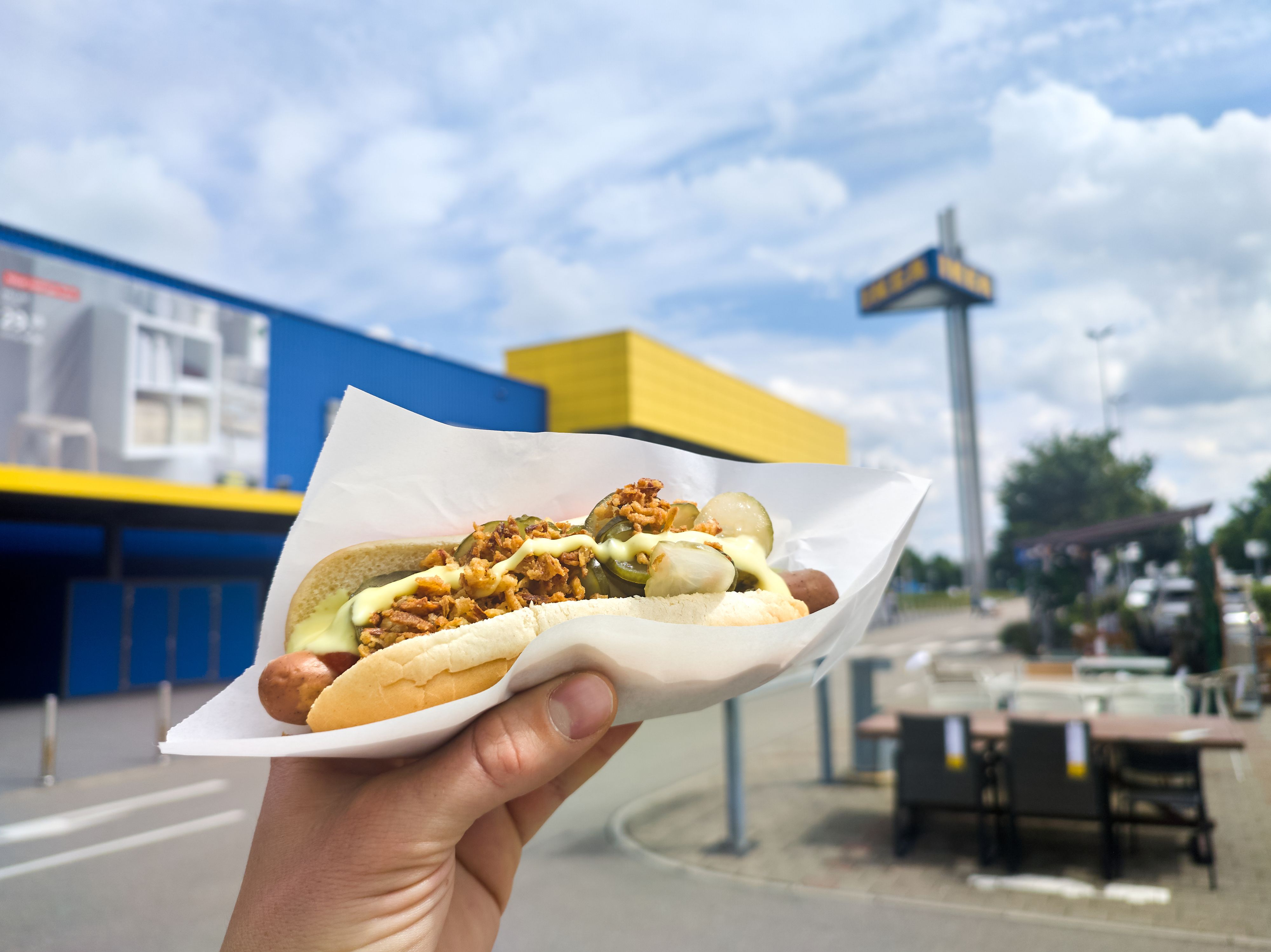 Jeder Zweite verputzt mehrmals pro Jahr Speisen aus Handelsrestaurants. Ein bekanntes Beispiel: Hotdogs von Ikea