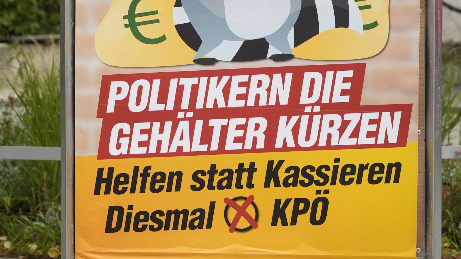 Die KPÖ präsentierte am Dienstag ihre Sujets, für die Nationalratswahl am 29. September. Dabei setzen sie auf ihr Kernthema "günstiges Wohnen".