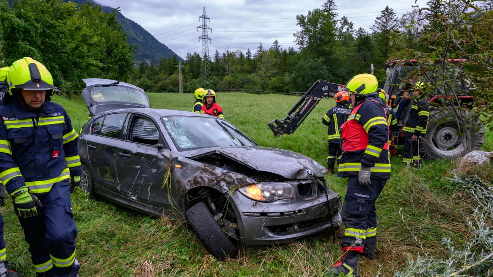 BMW-Lenkerin nach Crash aus Auto-Wrack befreit