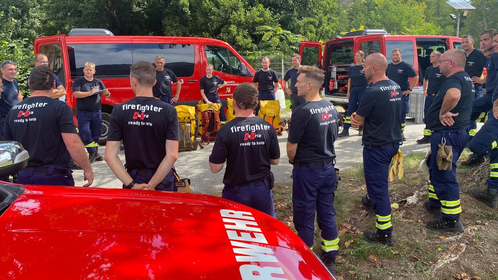 Die Feuerwehren aus Niederösterreich sind präventiv in Frankreich stationiert. Was ursprünglich als Training gedacht war, wurde schnell Realität. Sie mussten einen Waldbrand in der Nähe von Olmi-Capella bekämpfen.