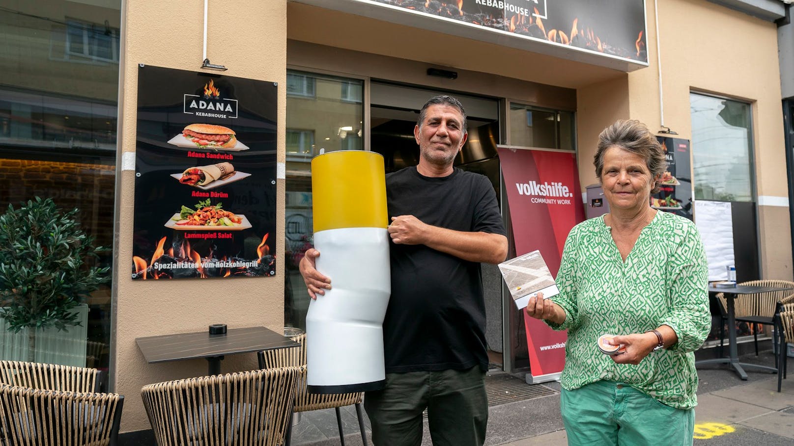 Bilal und Gabriele stören sich an den viele Zigarettenstummeln, die auf dem Boden herumliegen.