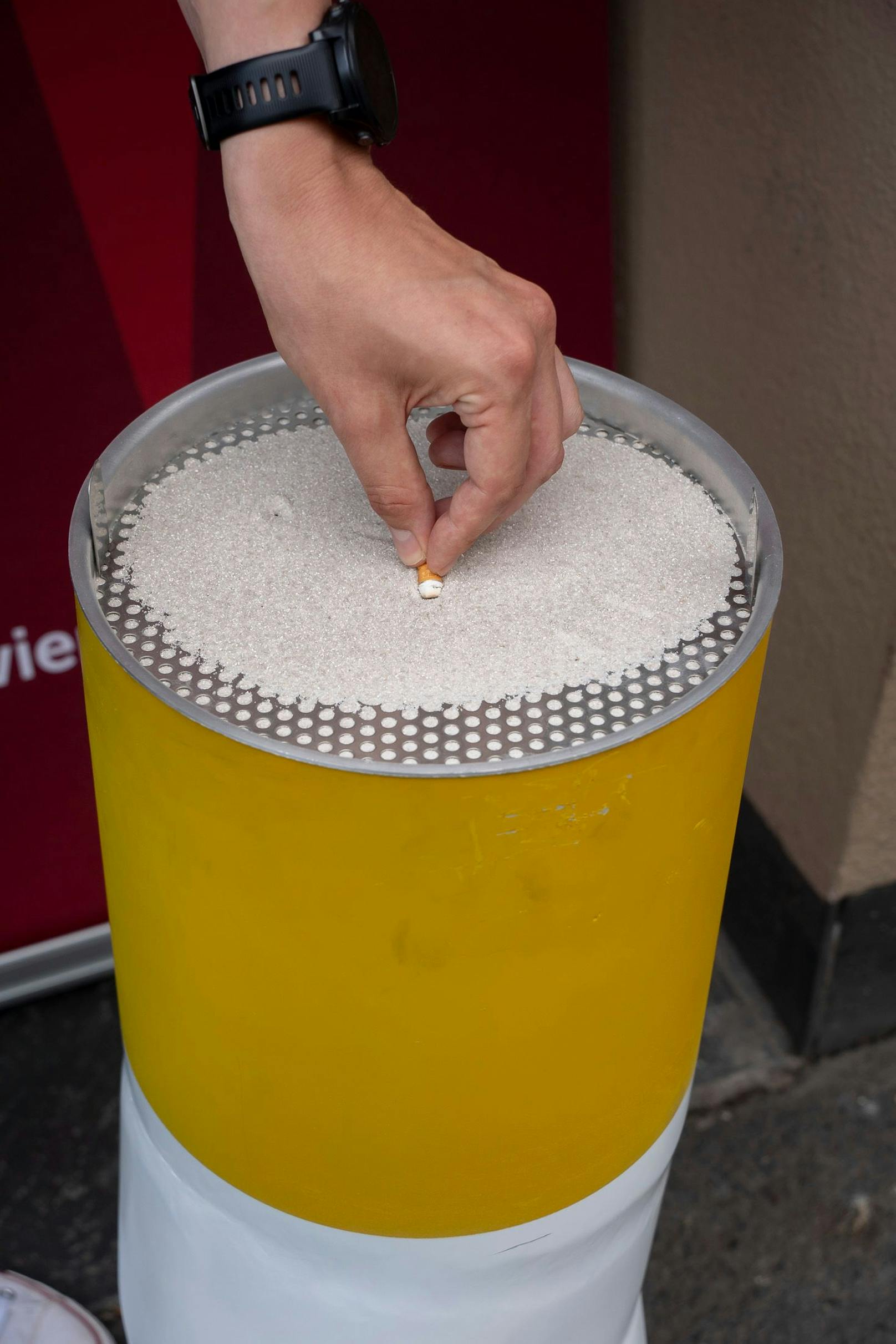 Ein riesiger mobiler Aschenbecher in Form eines Zigarettenstummels steht in der Favoritenstraße.