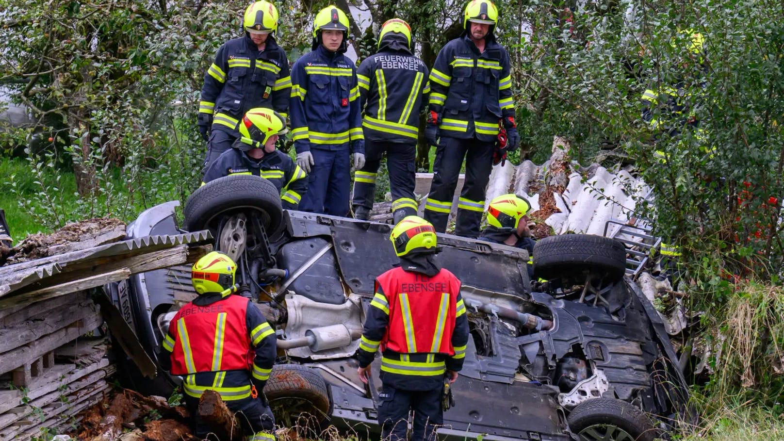 Eine 68-jährige Autofahrerin ist am Montag auf der B145 kurz eingenickt und von der Straße abgekommen. Die Tirolerin überschlug sich und wurde verletzt in ein Spital gebracht.