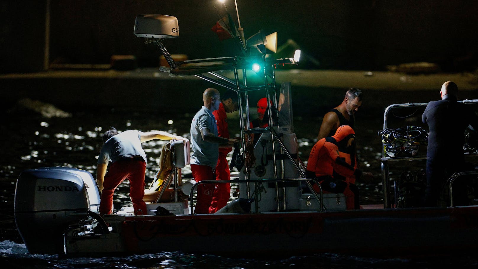 Nach dem Sinken einer Segeljacht vor der Küste Siziliens ist es den Spezialtauchern gelungen, in den Schiffsrumpf vorzudringen.