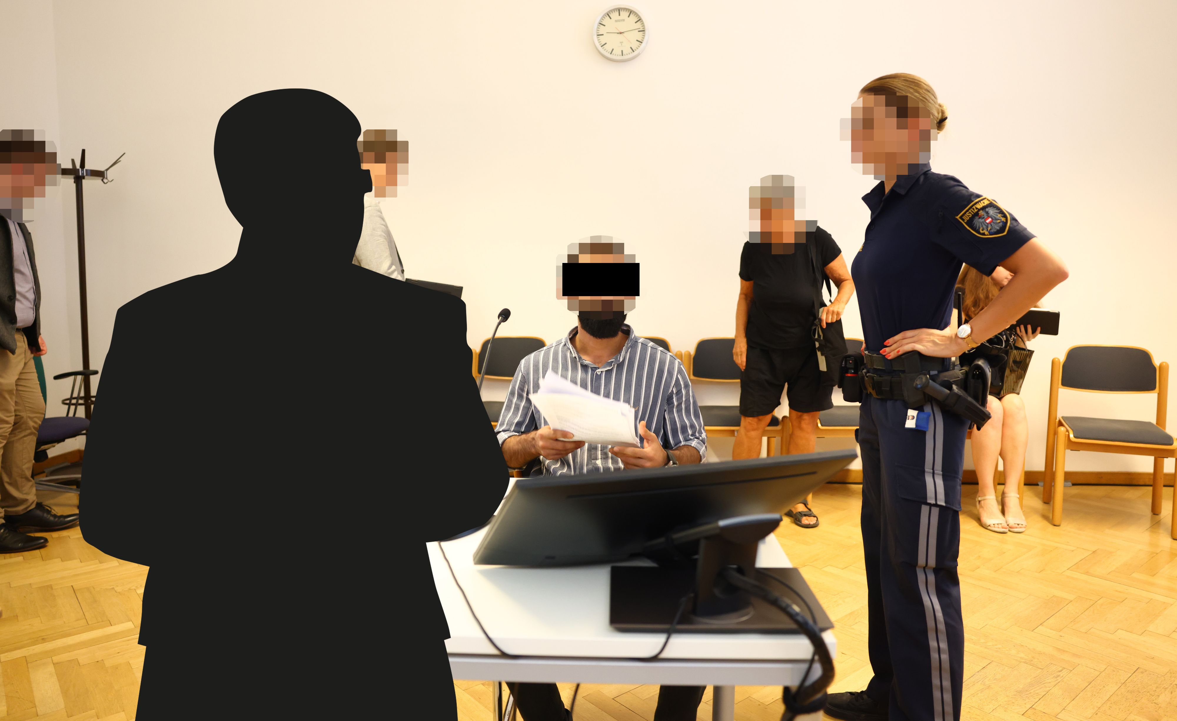 Der angeklagte Vermieter (m.) vor Gericht – der mutmaßliche Hintermann (l., Symbol) ließ sich entschuldigen: er weilt derzeit im Urlaub.