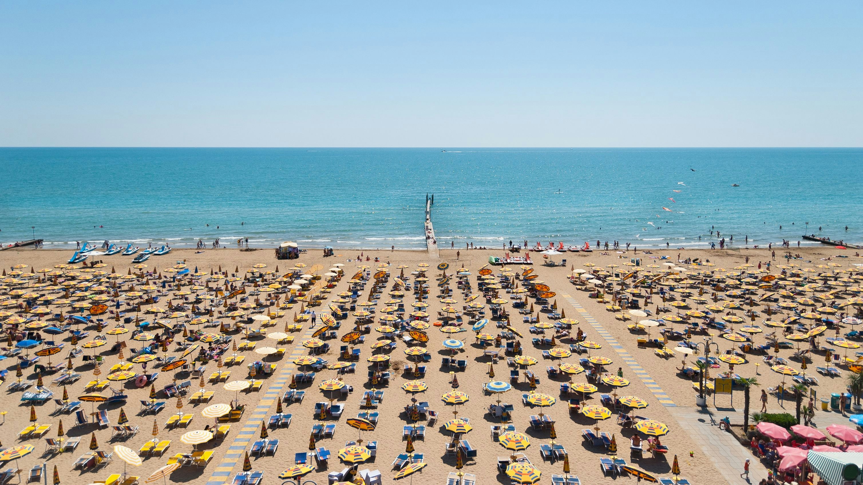 Das Oben-ohne-Verbot abseits der italienischen Strände gefällt nicht jedem.