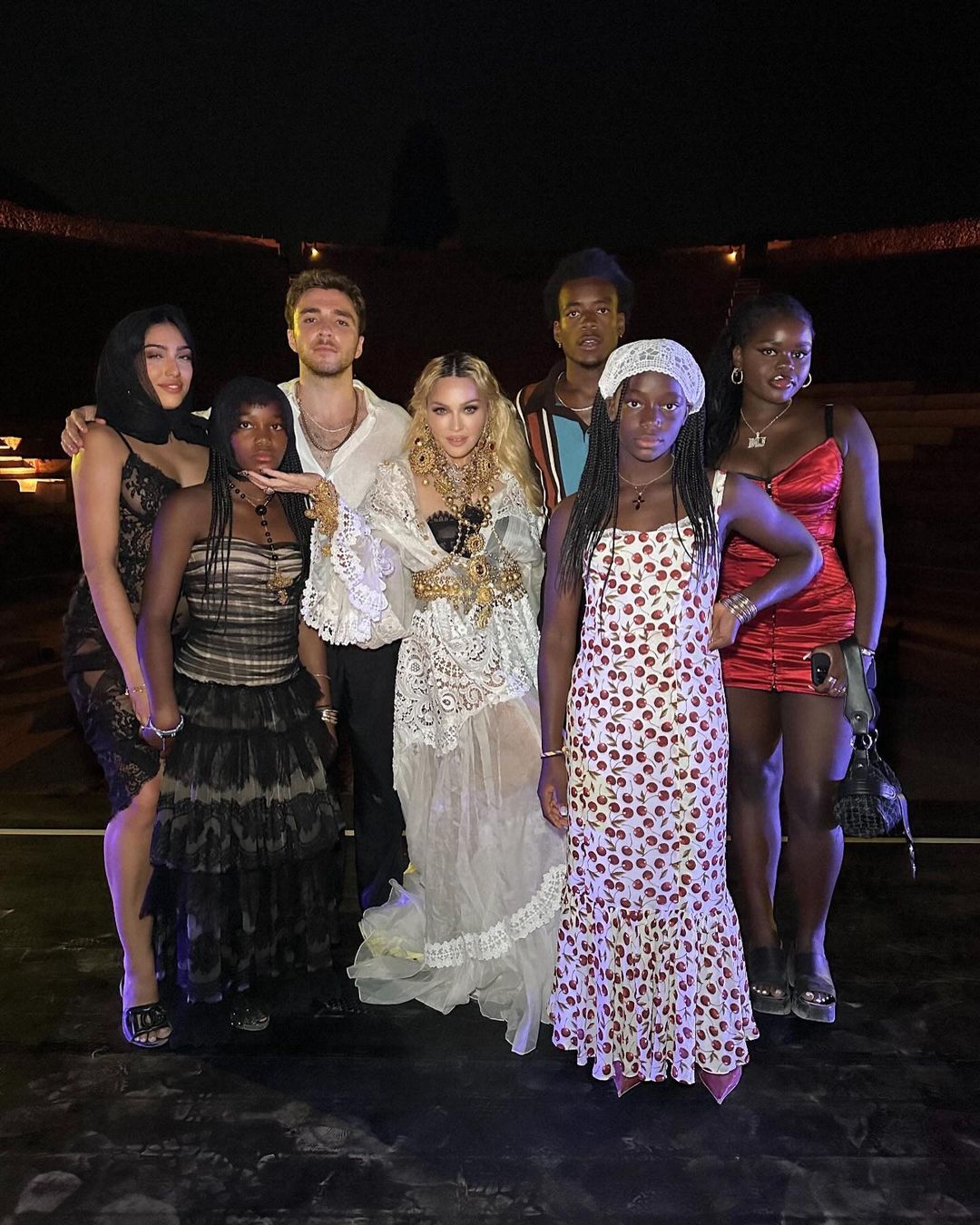 <strong>Madonnas ganzer Stolz</strong>: Ihre sechs Kinder Lourdes Leon (27) und Rocco Ritchie (24) sowie ihre vier Adoptivkinder David Banda (18), Mercy James (18), Stella und Estere (11).