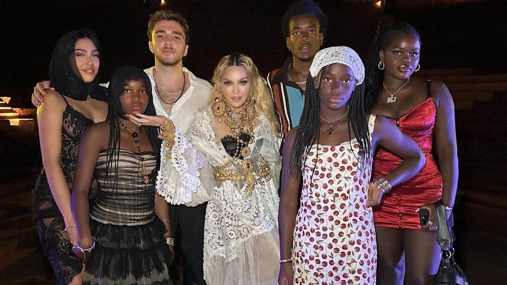 <strong>Madonnas ganzer Stolz</strong>: Ihre sechs Kinder Lourdes Leon (27) und Rocco Ritchie (24) sowie ihre vier Adoptivkinder David Banda (18), Mercy James (18), Stella und Estere (11).