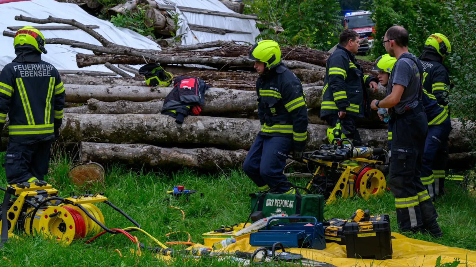 Eine 68-jährige Autofahrerin ist am Montag auf der B145 kurz eingenickt und von der Straße abgekommen. Die Tirolerin überschlug sich und wurde verletzt in ein Spital gebracht.