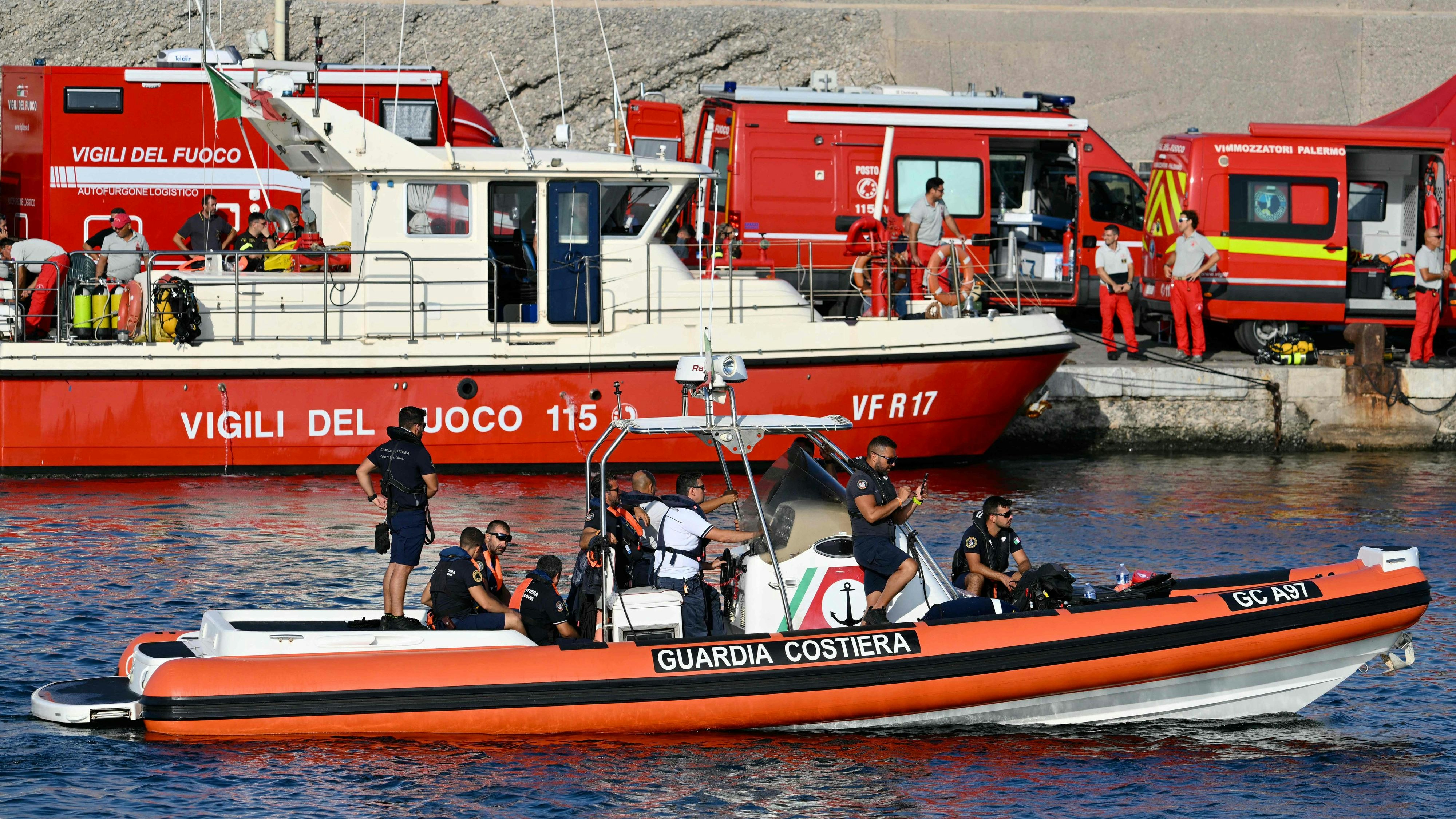 Einsatzkräfte von Küstenwache und Feuerwehr arbeiten fieberhaft daran, in das gesunkene Schiff zu gelangen