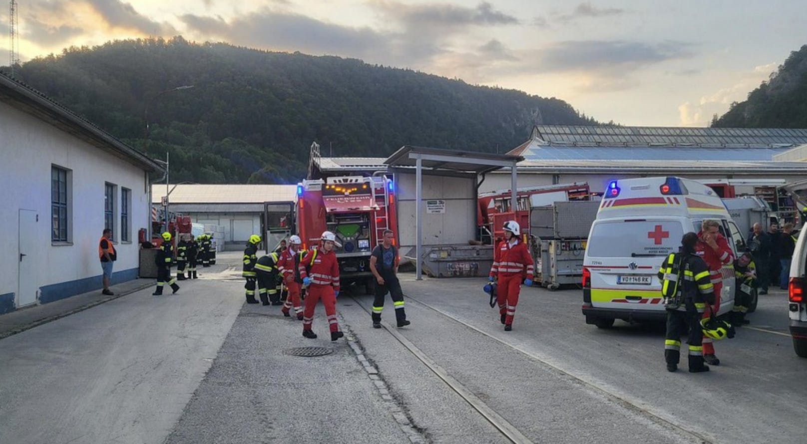 Heftige Explosion in Fabrik! Feuerwehr im Großeinsatz