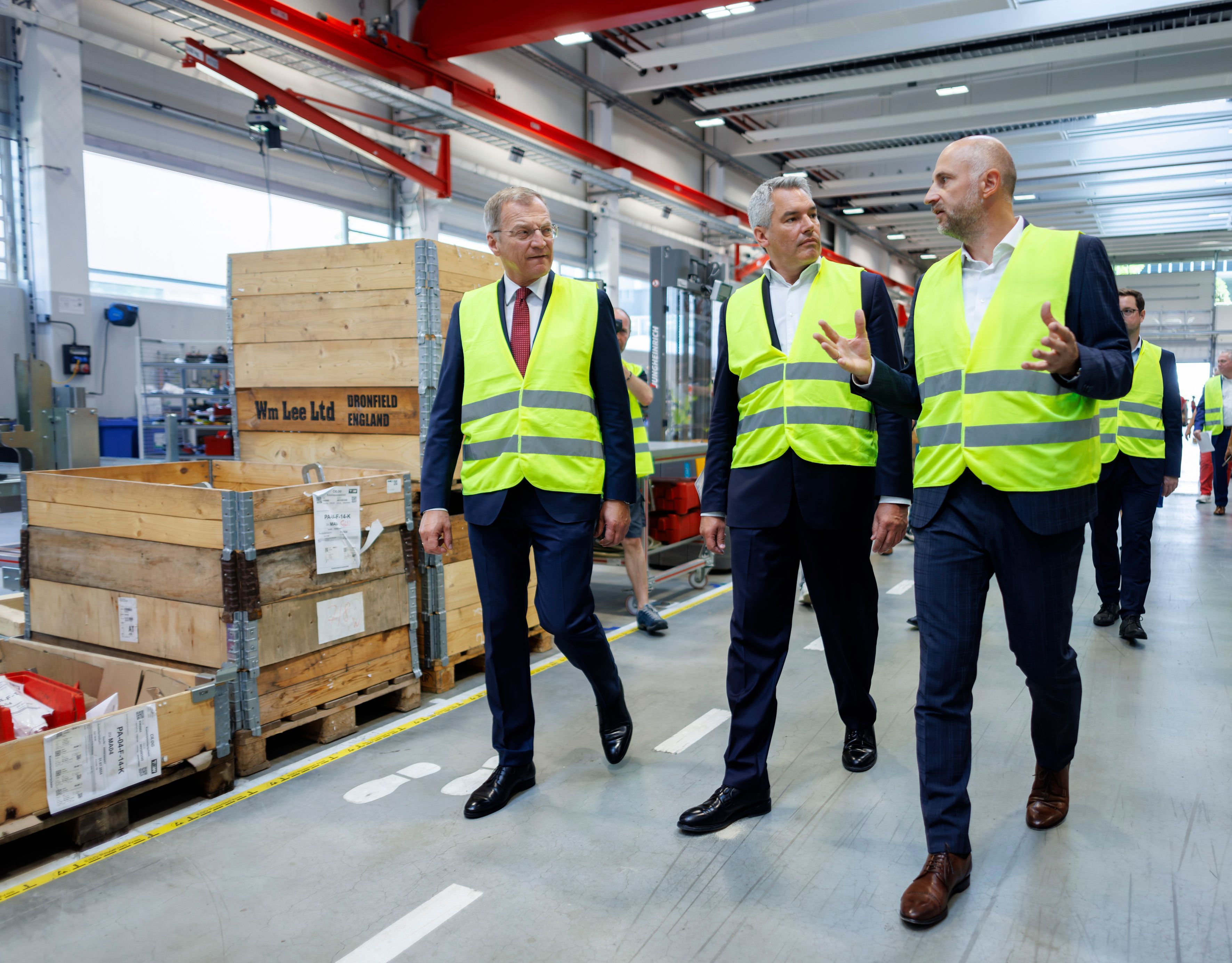Bundeskanzler Karl Nehammer besuchte mit Oberösterreichs Landeschef Thomas Stelzer das Unternehmen TGW Logistics in Marchtrenk und präsentierte das ÖVP-Wirtschaftsprogramm.