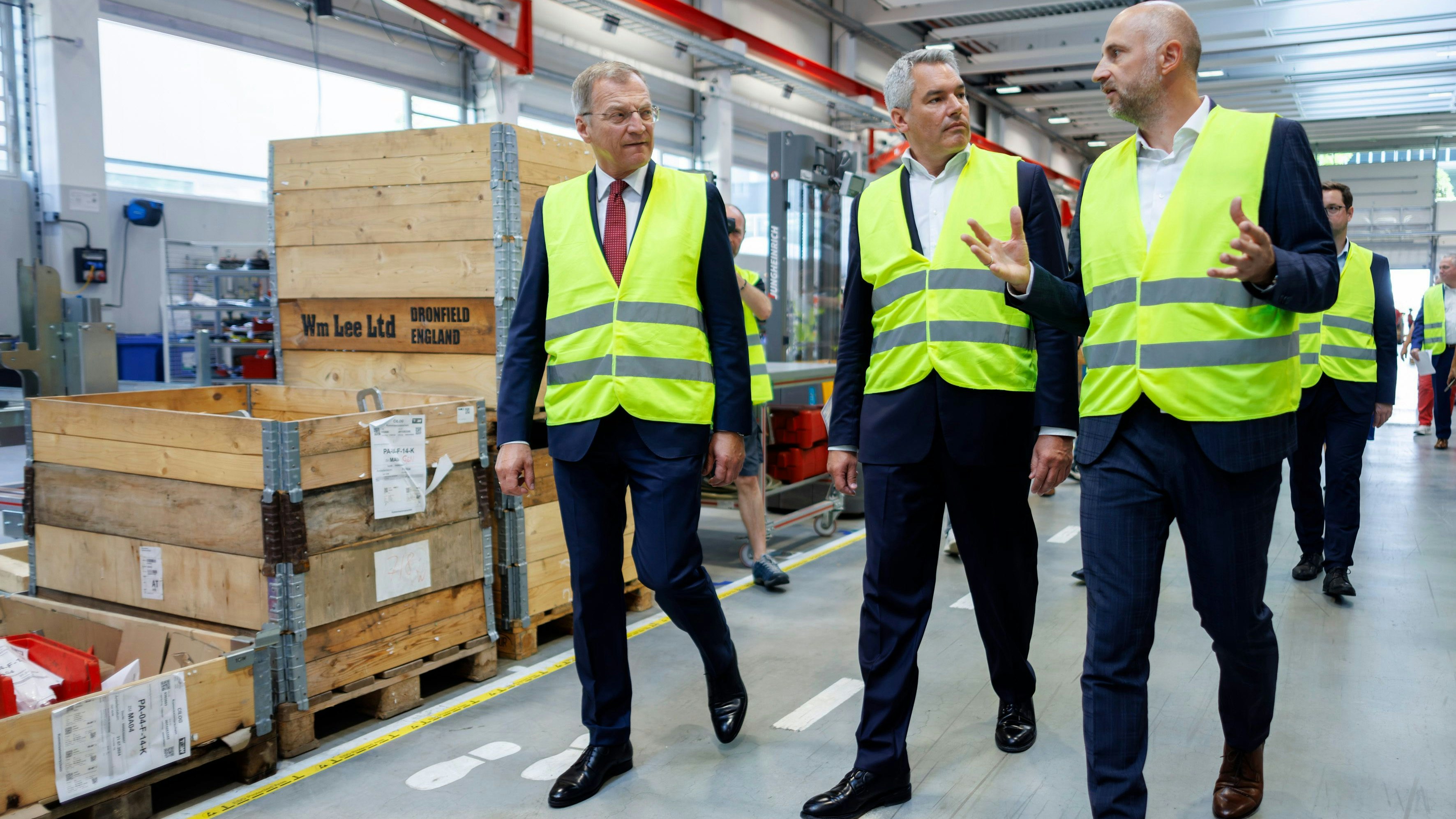 Bundeskanzler Karl Nehammer besuchte mit Oberösterreichs Landeschef Thomas Stelzer das Unternehmen TGW Logistics in Marchtrenk und präsentierte das ÖVP-Wirtschaftsprogramm