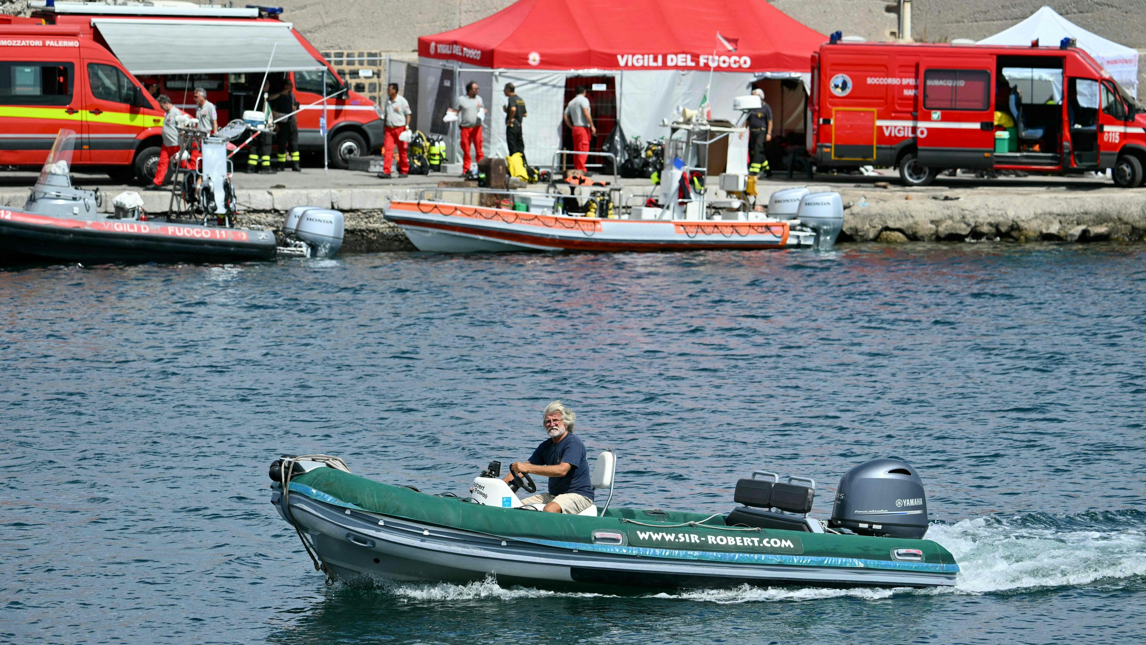 … und nahm die Passagiere der Luxusyacht auf, die es rechtzeitig von Bord schafften.