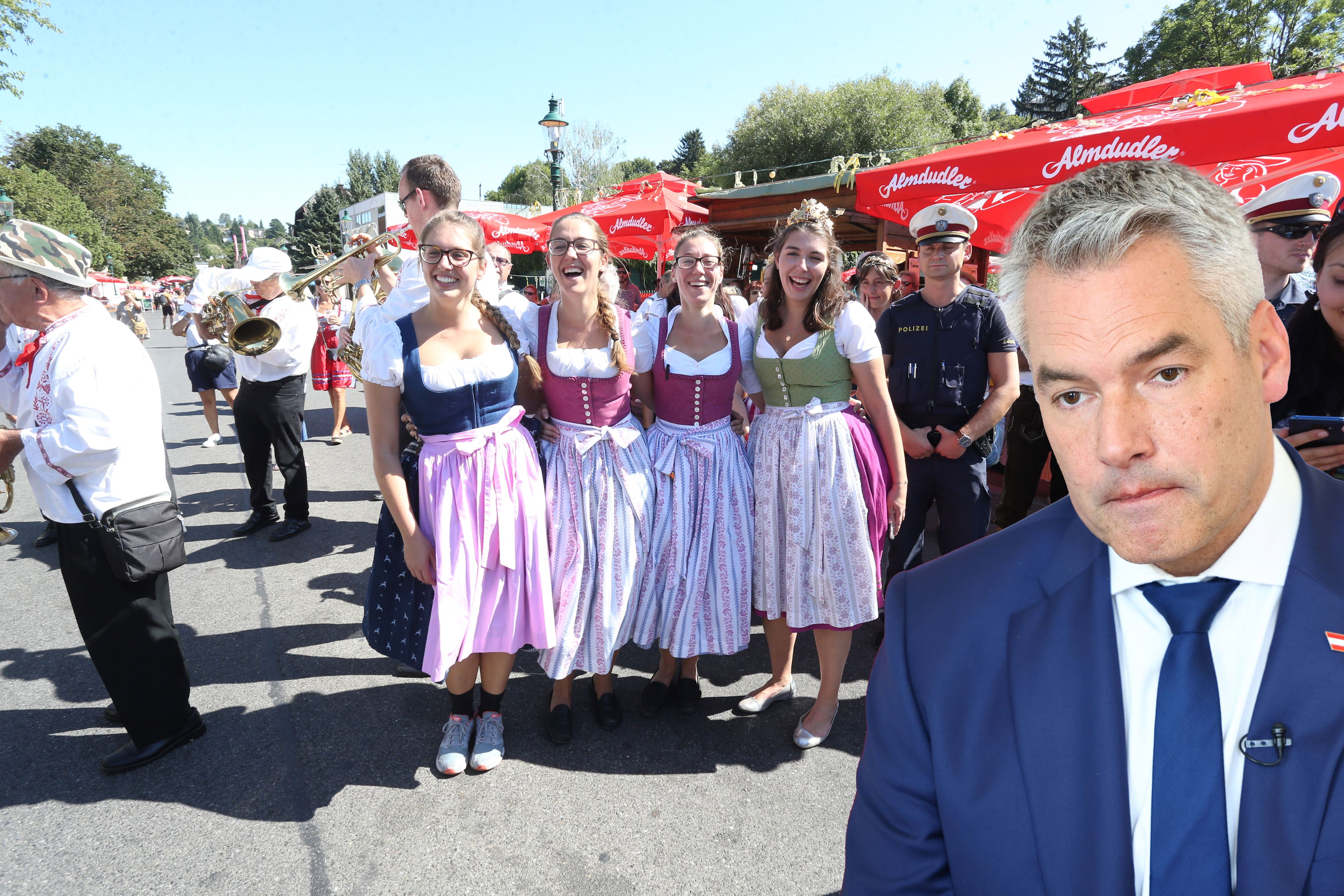 Bundeskanzler Karl Nehammer beehrt den Neustifter Kirtag – und damit auch die Wega.