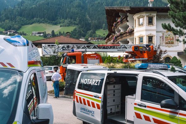 Die Feuerwehr musste den verletzen Mann vom Hoteldach retten. 