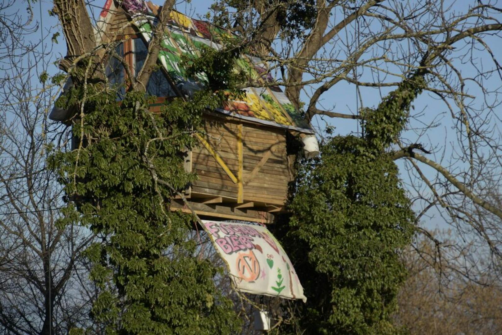 Dieses Baumhaus wurde entfernt – sehr zum Ärger der Protestbewegung.