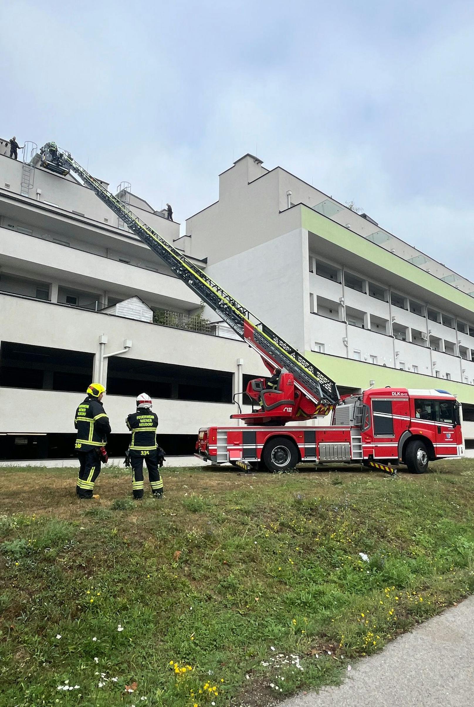 Die Feuerwehr musste einen leicht verletzten Einbrecher vom Dach holen.