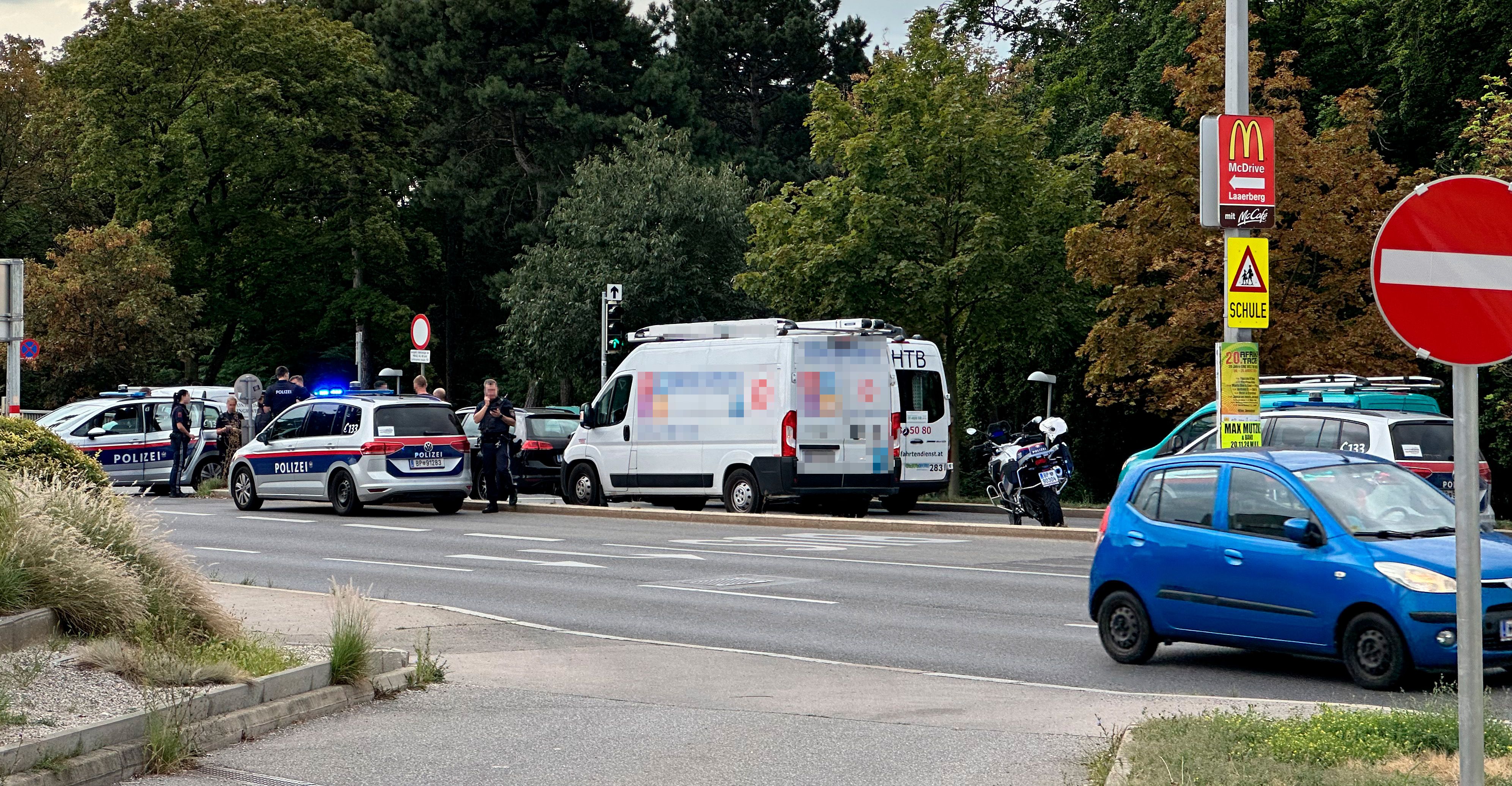 Hier nehmen die Polizisten den 14-Jährigen fest. 