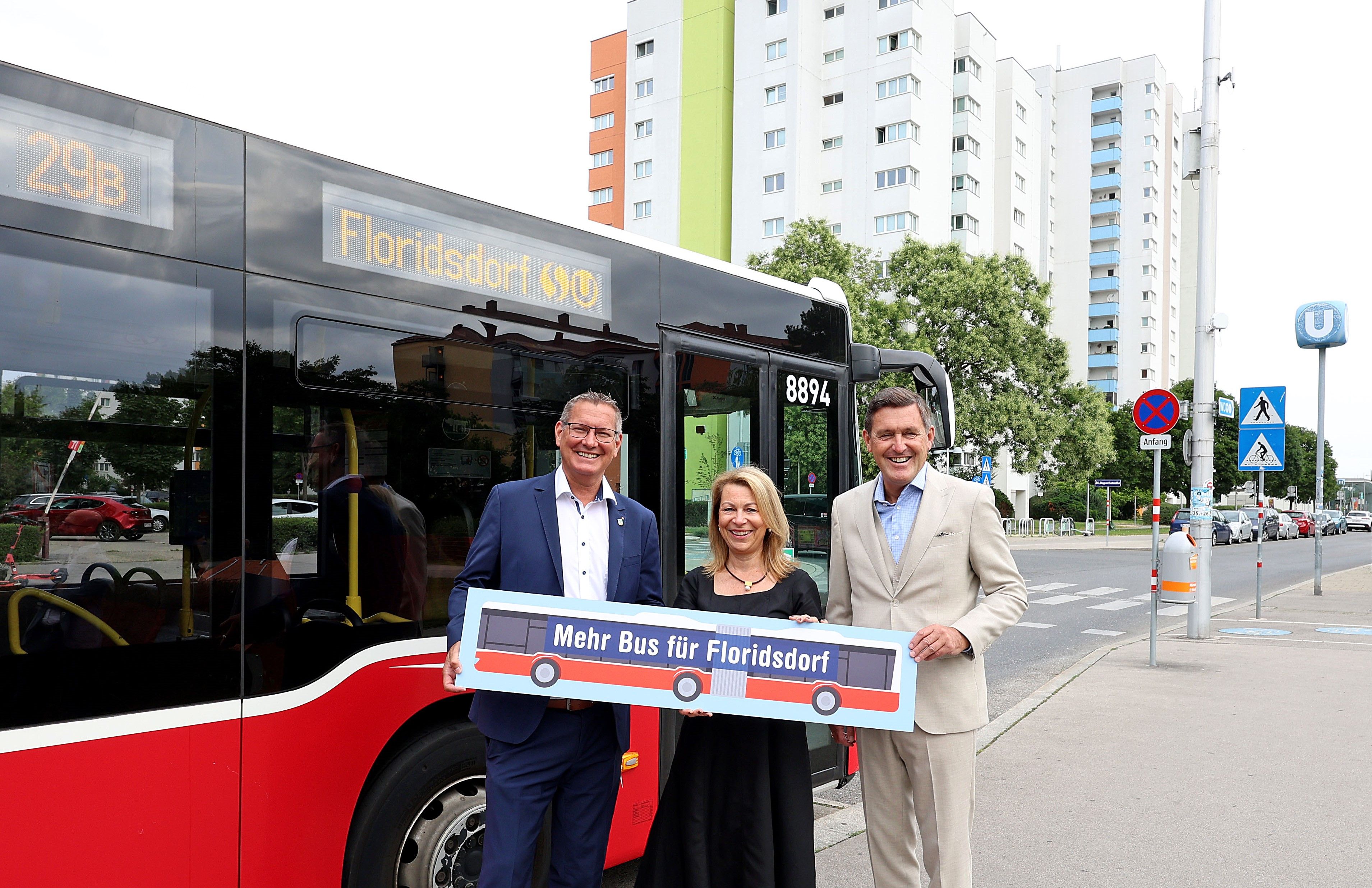 Georg Papai, Bezirksvorsteher Floridsdorf, Alexandra Reinagl, Geschäftsführerin Wiener Linien und Öffi-Stadtrat Peter Hanke (SP) freuen sich über den Intervall- und Streckenausbau in Floridsdorf bei der Aktion 
