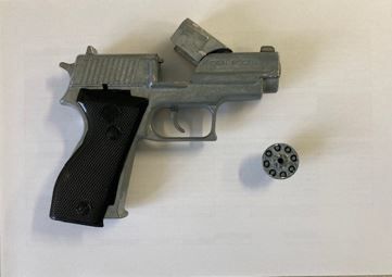 Absichtlich schwere Körperverletzung am Europaplatz - der Festgenommene hatte eine Spielzeugwaffe bei sich.