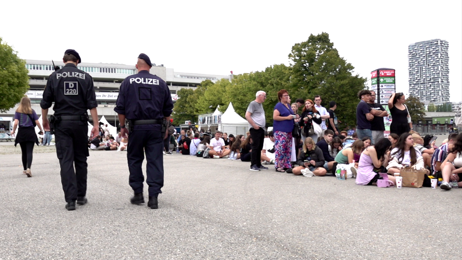 Hunderte Fans bilden eine Schlange vor dem Ernst-Happel-Stadion.