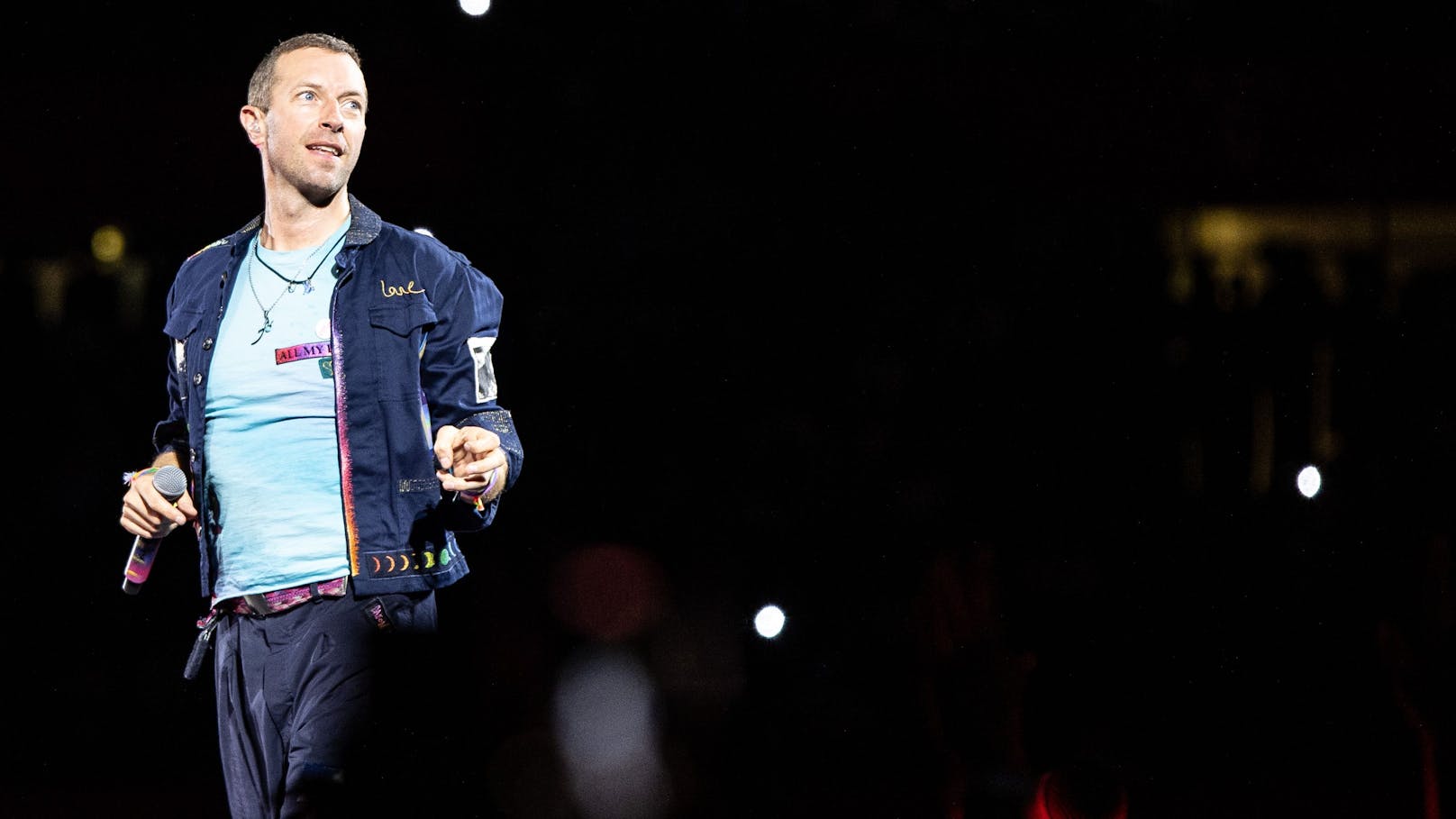 Kurz bevor Coldplay die Bühne betrat, wurde darauf hingewiesen, dass die Show umweltfreundlich sei –...