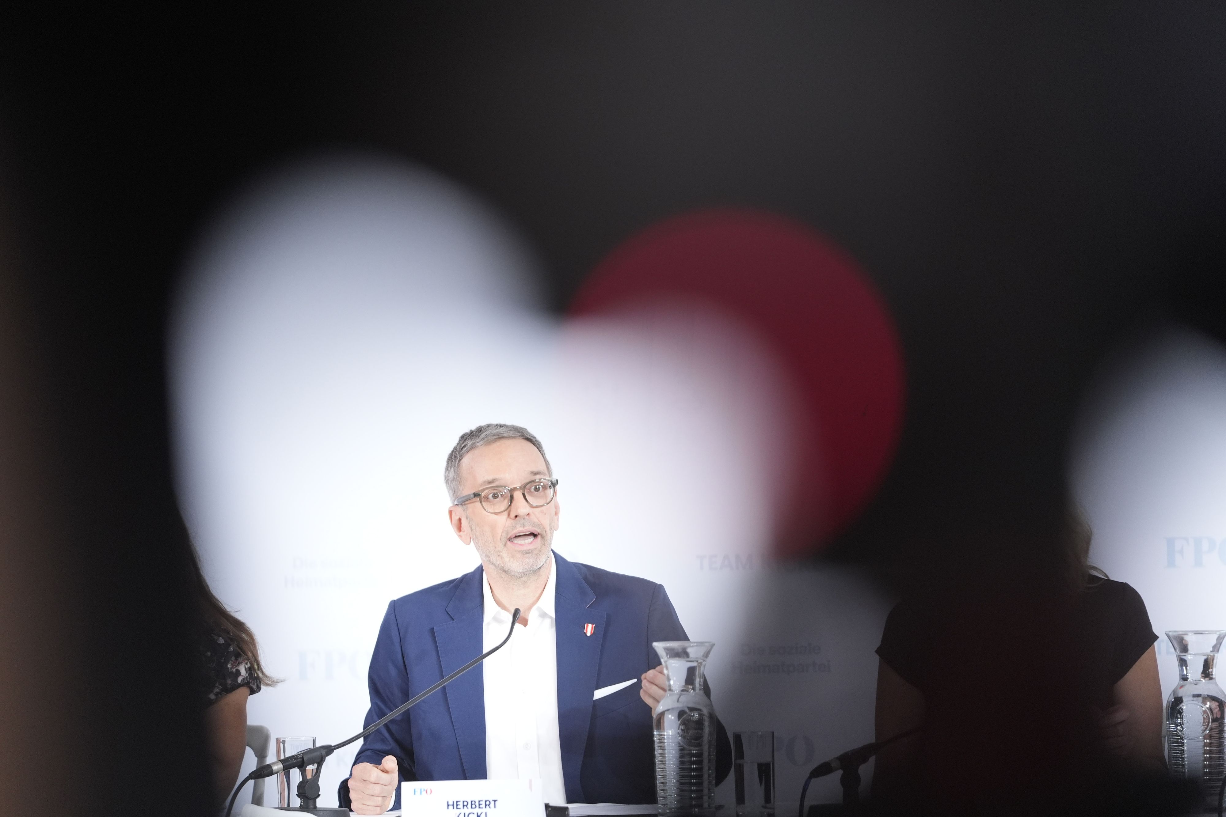 Neuer Schlüsselloch-Blick in die Verhandlungen: Herbert Kickl bietet Kompromiss bei Ministeriumsstreit an.