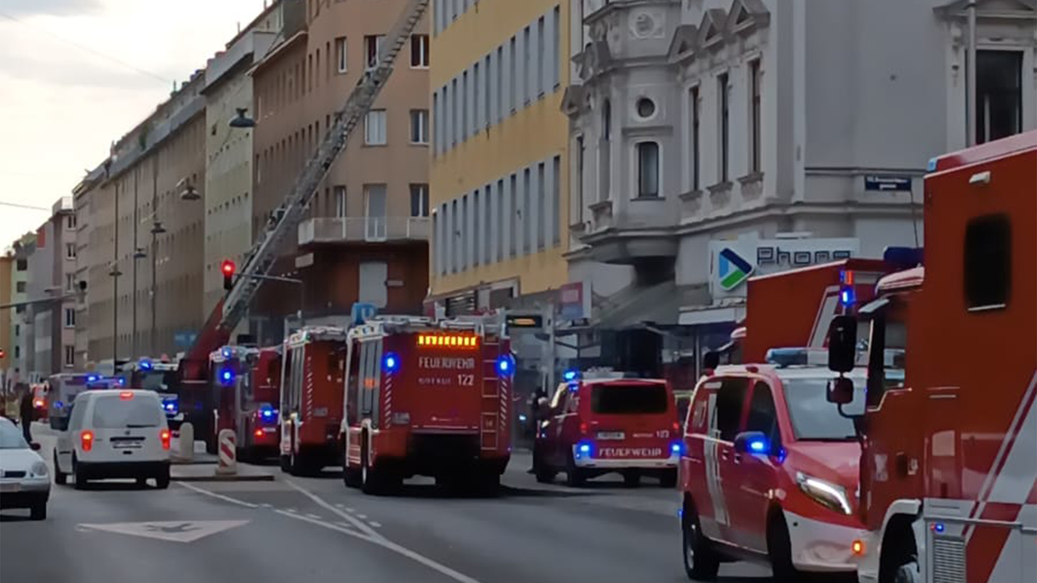 Heute.at - Großeinsatz in Favoriten: Brand in Kebab-Lokal