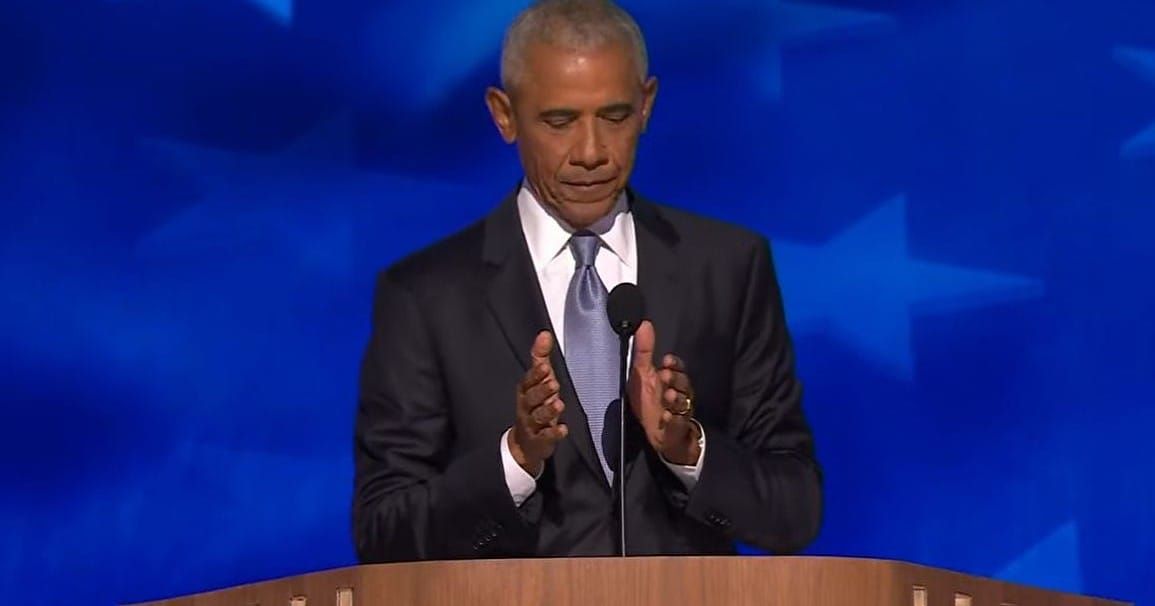 Diese Geste ist wohl unmissverständlich: Obama macht sich am Parteitag über Trump lustig.