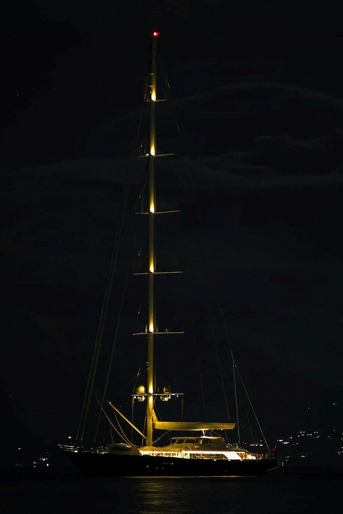 Die letzte Nacht der "Bayesian": die Segeljacht ankerte vor dem kleinen Hafenbacken von Porticello, weil sie zu groß war, um in den Hafen einzufahren. Der riesige Mast wurde die ganze Nacht über beleuchtet. Dieses Bild wurde in der Nacht von Sonntag, dem 18. August, auf Montag, 19. August, aufgenommen. Wenige Stunden später sank das 56 Meter lange Schiff in einem schweren Unwetter binnen Minuten